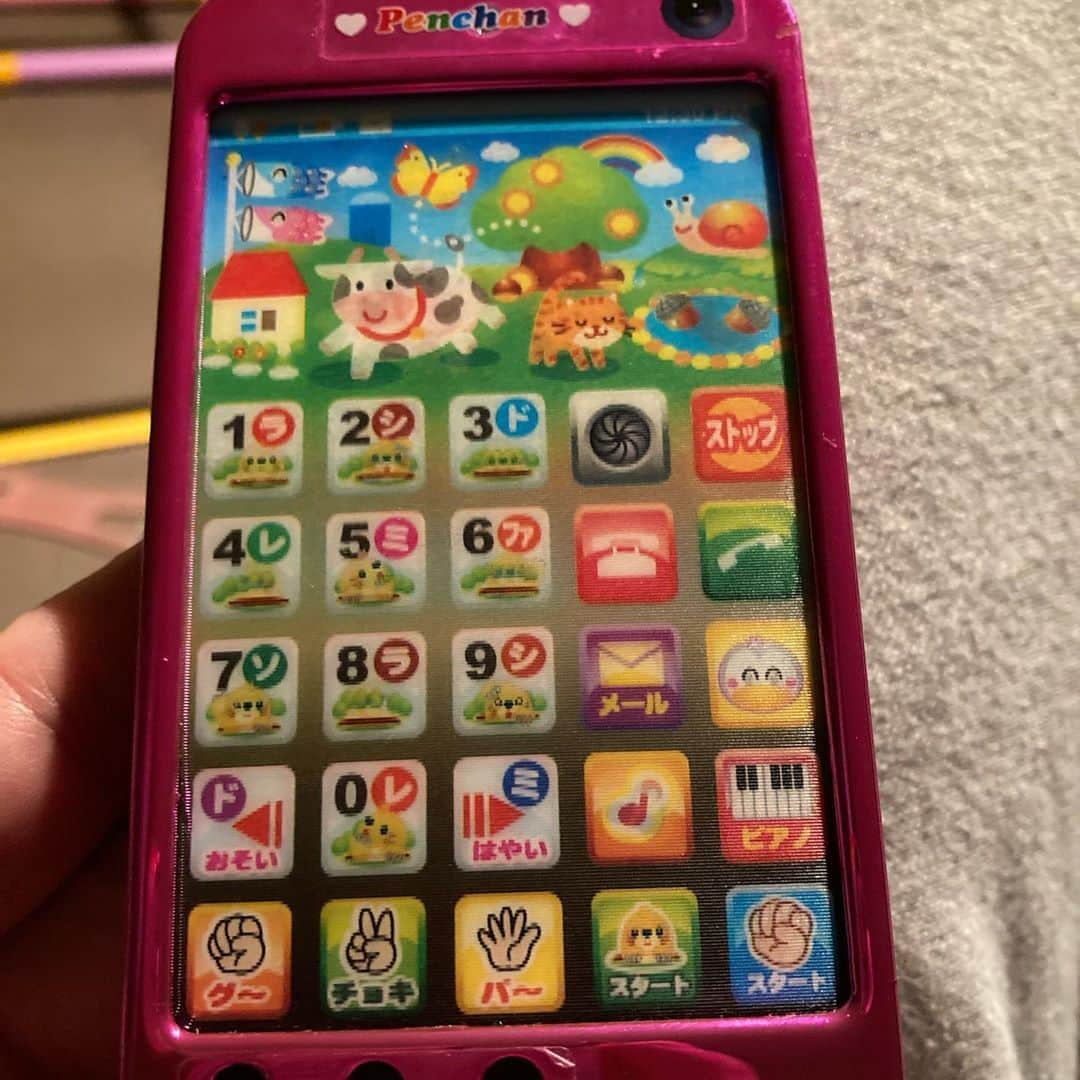 池田鉄洋のインスタグラム：「下のムスメのiPhone」