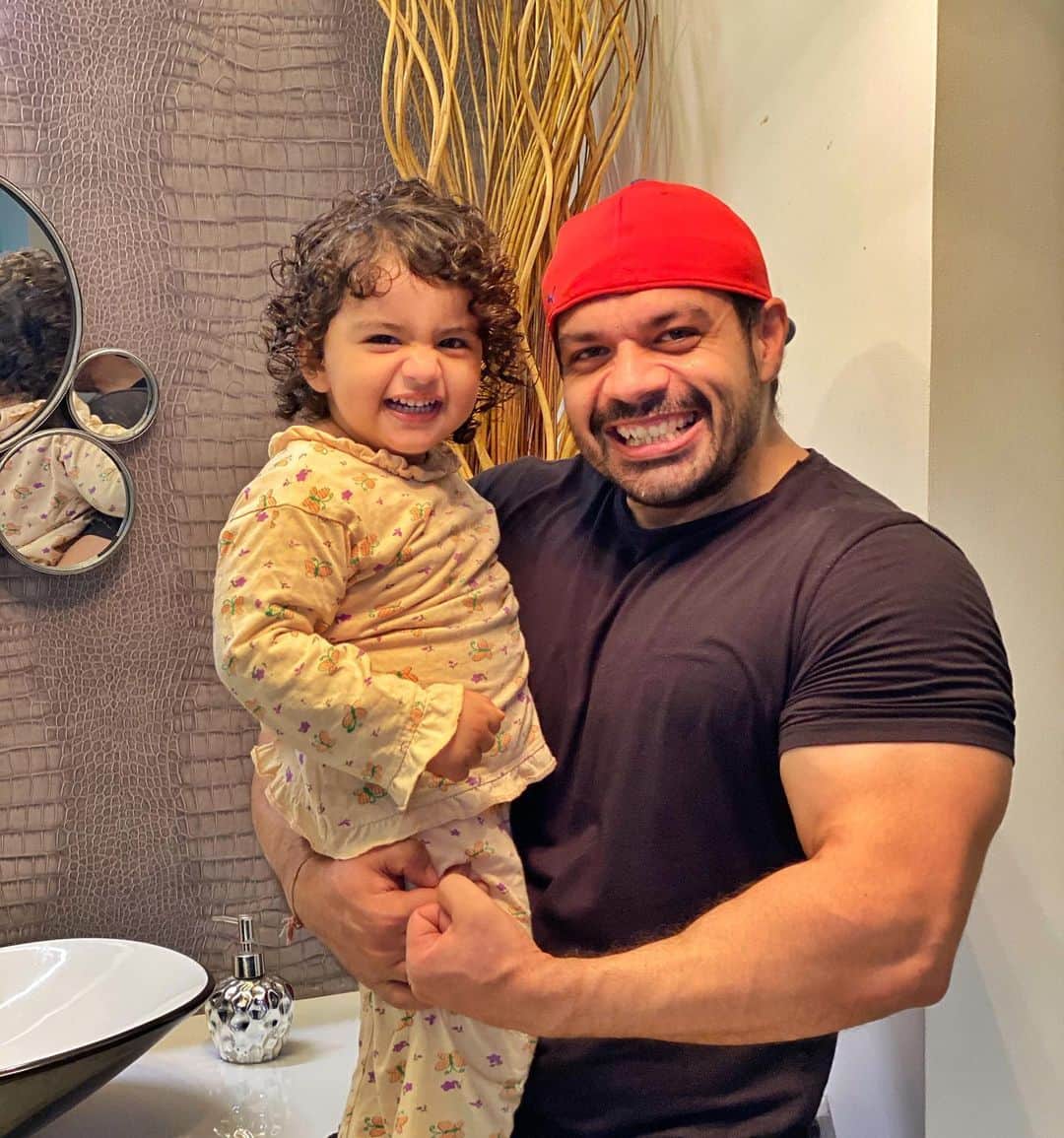 Gaurav Tanejaのインスタグラム：「Flexing with papa @rasbhari.taneja  . #flyingbeast #rasbhariKePapa #flex #dadDaughter #cutie #KairaTopa」
