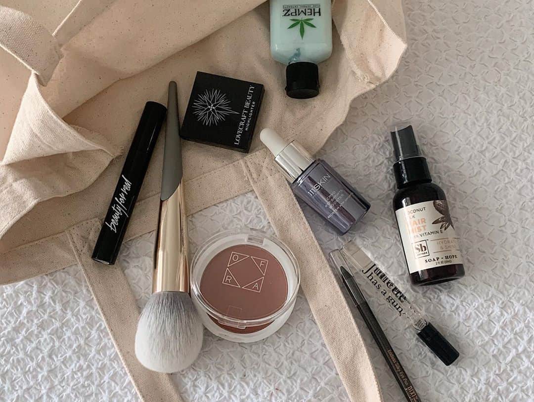 Kelsey Simoneさんのインスタグラム写真 - (Kelsey SimoneInstagram)「The August @ipsy bag is here! Slowly transitioning my everyday beauty look as we transition out of summer.. here are the new products im trying out from this months bag! #ipsypartner or #ad, #ipsyfutureyou   - @111skin Cryo ATP Sports Booster -@complexculturebeauty Plush Powder Brush -@ofracosmetics OFRA Blush in Charm -@pixibeauty Endless Silky Eye Pen, Shade: JeweledPewter -@beautyforreal Hi Def Mascara -@lovecraftbeauty Highlighter, Shade: Borealis -@Soapboxsoaps Coconut Milk Hair Mist  -@hempzofficial Triple Moisture Herbal Body Crème -@juliettehasagun VANILLA VIBES EAU DE PARFUM」8月20日 23時38分 - k.els.e.y