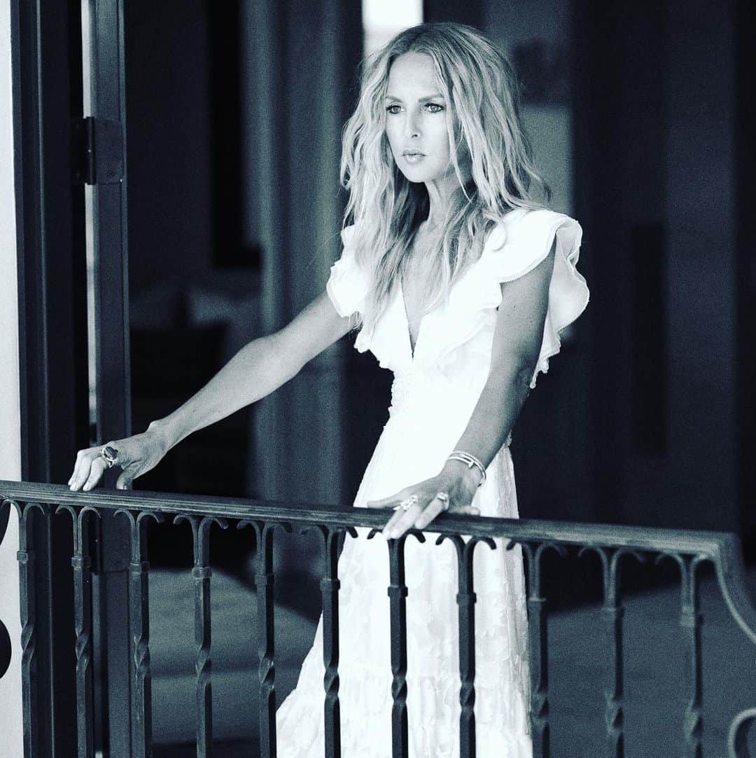 のインスタグラム：「Me daydreaming about life without #covid19 ❤️🙏🏻 XoRZ」