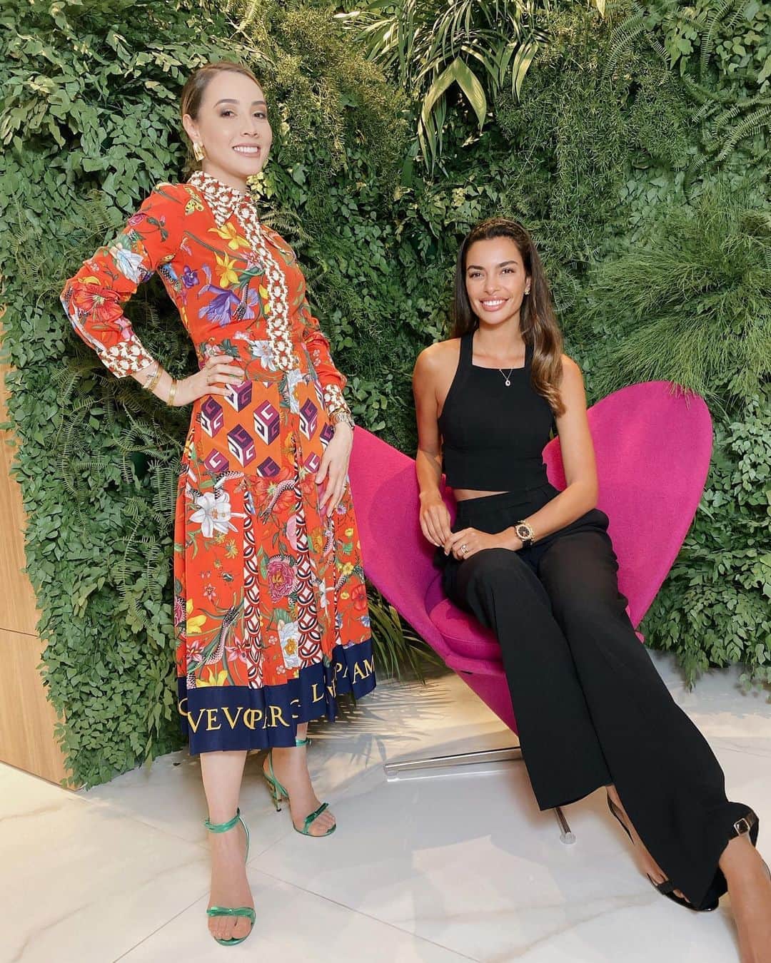 ジョアナ・サンスのインスタグラム：「Ela é Taiz @grupotaizcampbell 🔝 Minha maravilhosa dermatologista no Brasil 🤗   Eu estava procurando regenerar minha pele suja, com poros abertos e falta de eslasticidade😓.  Depois de trabalhar quase dois meses dia a dia com maquiagem, muitas vezes ao sol, aviões... ¡Precisava solução urgente! 🥺.  Então, ela me recomendou um Láser Fotona 3D para melhorar todos essos problemas da minha pele e também Ultraformer 3D para melhorar flacidez (chocada com o resultado lifting) 👼🏼.  Sério gente, essas máquinas são mágicas 🧚‍♂️. #facialcare #loveyourself」
