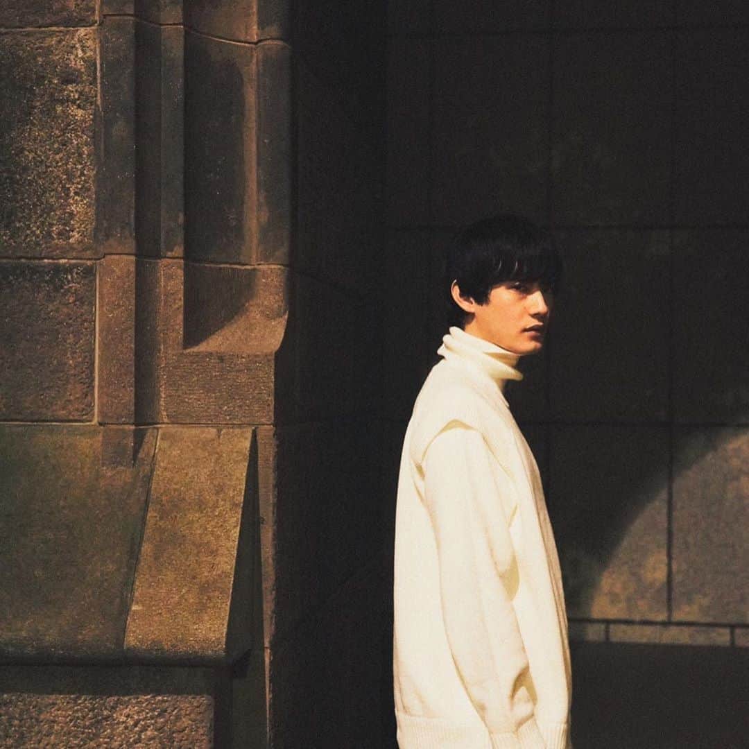 谷正人さんのインスタグラム写真 - (谷正人Instagram)「本日、新ブランドの「F」がスタート。  "欠片を組み合わせて進化させる" をコンセプトに、時代の空気感を捉え、メンズのワードローブにどこか女性的な匂いのするスタイルの提案。 ファーストシーズンはアーティストの、「向井太一」氏を迎えたルックをとりました。 予約販売を、8月20日(木) 18:00より、STUDIOUS ONLINE STOREでスタートです！  #ftokyo #fragment #fuse #future #studious #向井太一」8月20日 23時54分 - masato_tani