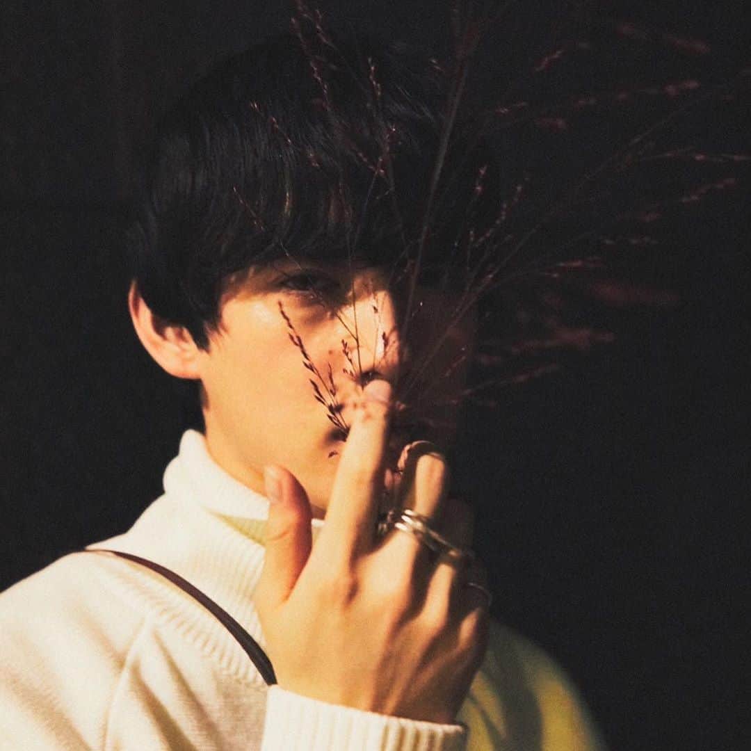 谷正人さんのインスタグラム写真 - (谷正人Instagram)「本日、新ブランドの「F」がスタート。  "欠片を組み合わせて進化させる" をコンセプトに、時代の空気感を捉え、メンズのワードローブにどこか女性的な匂いのするスタイルの提案。 ファーストシーズンはアーティストの、「向井太一」氏を迎えたルックをとりました。 予約販売を、8月20日(木) 18:00より、STUDIOUS ONLINE STOREでスタートです！  #ftokyo #fragment #fuse #future #studious #向井太一」8月20日 23時54分 - masato_tani
