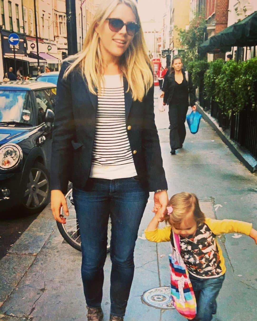 ビジー・フィリップスさんのインスタグラム写真 - (ビジー・フィリップスInstagram)「#tbt 2010 me and baby Birdie in London when I did the European press tour for #cougartown. Birdie has always has loved London- I feel like she’s gonna live there someday. Also. She was THAT tiny when she learned that if you picked up the phone and asked, someone would bring you ice cream😂😂 That trip was wild because a lot of shows were doing press that week and we were staying in the same hotel as a few of the kids from Glee and OMG it was like the Beatles were there- people were camped out front screaming and waiting for them. And everyone from the other shows doing press were so fun and would go out to clubs at night and here I was, just this 30 year old lady with a baby😂😂(thankfully, Birdie’s nanny Iliana came with me so I went out a few nights too👌)」8月20日 23時54分 - busyphilipps