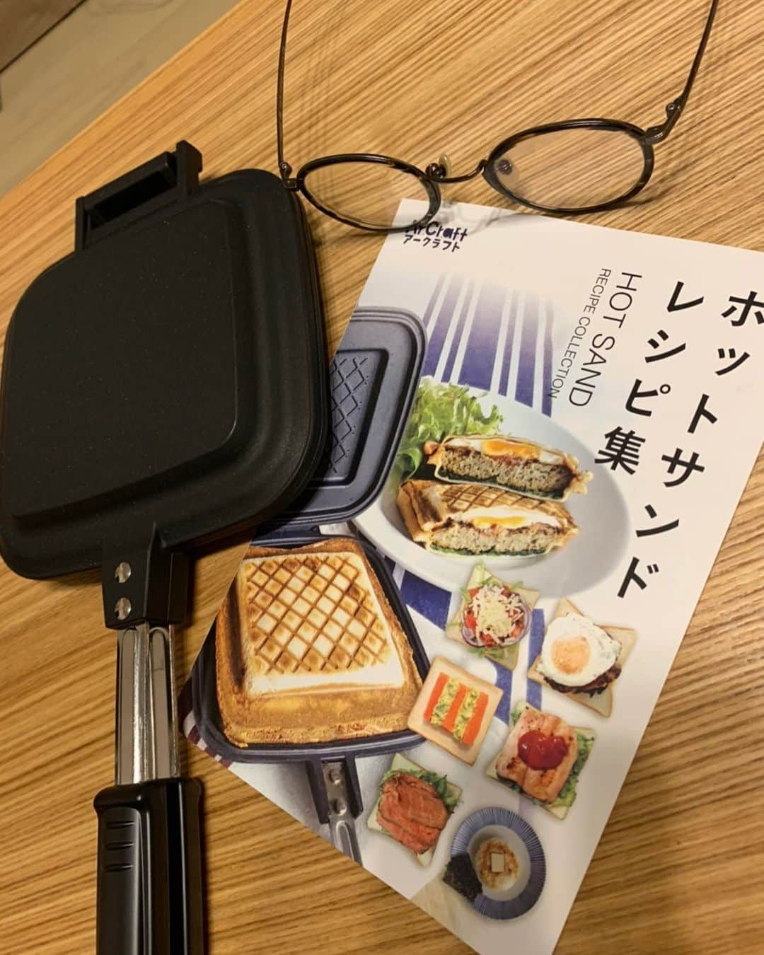 きむちゃんのインスタグラム：「ホットサンドを購入。家事ヤロウを見て ホットサンドに蒸しパンを入れて バターを入れるやつが見てて美味しいそう過ぎたので購入。楽しみだ 明日から挟みに挟みまくる。 次挟まれるのはそこのあなた（食材）かもしれない。  #写真の撮り方は #映え写真の撮り方 #というテレビを見て #学びました #メガネ置いた #俺がやるとダサイ、、、 #ホットサンド #何を挟めば美味しいか教えて下さい」