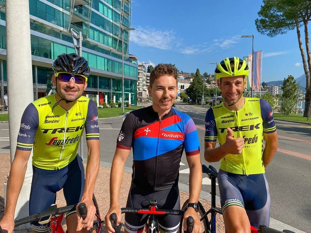 ホルヘ・ロレンソさんのインスタグラム写真 - (ホルヘ・ロレンソInstagram)「Incontro di due bestie delle due ruote 🏍💥🚲 @vincenzonibali anche lui residente a #lugano 👏👏 In bocca al luppo Vincenzo!」8月21日 0時04分 - jorgelorenzo99