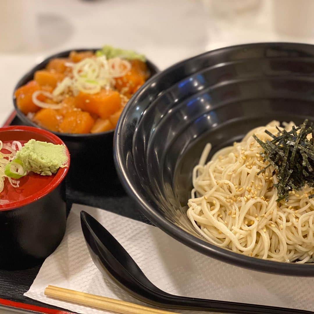 大西蘭のインスタグラム：「・ シンガポールで美味しいお蕎麦に出会えた❣️ ・ 海鮮丼もサーモンたっぷりで美味しかった💕 ・ このセットで１５ドルはお得✨ ・ ラクサとかバクテーとか、ローカルなお蕎麦も気になる🧐 ・ ・ #シンガポール生活 #シンガポールグルメ #ワンラッフルズプレイス  #粋蕎麦 #healthysobaiki」