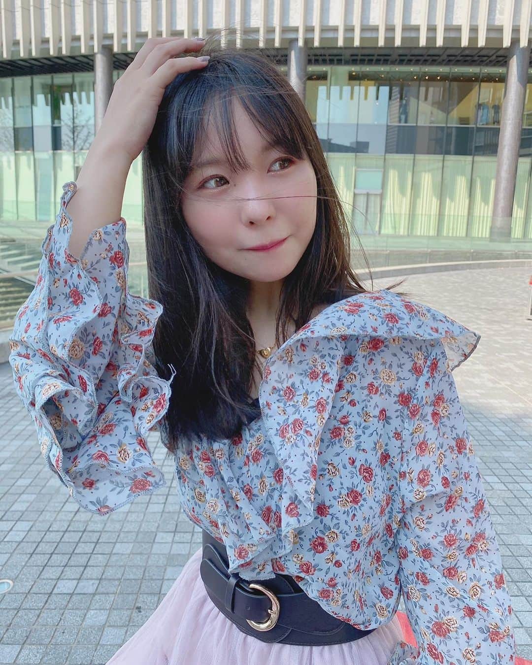 本郷柚巴のインスタグラム：「目も開けてられない夏を感じました😣✌🏻 ・ ・ お日様にthank you☀️ ・ ・ #nmb48  #本郷柚巴 #ほんごうゆずは  #花柄 #韓国  #soul  #blouse  #pink  #skirt #brown #belt  #BLACK #bag  #sandals」