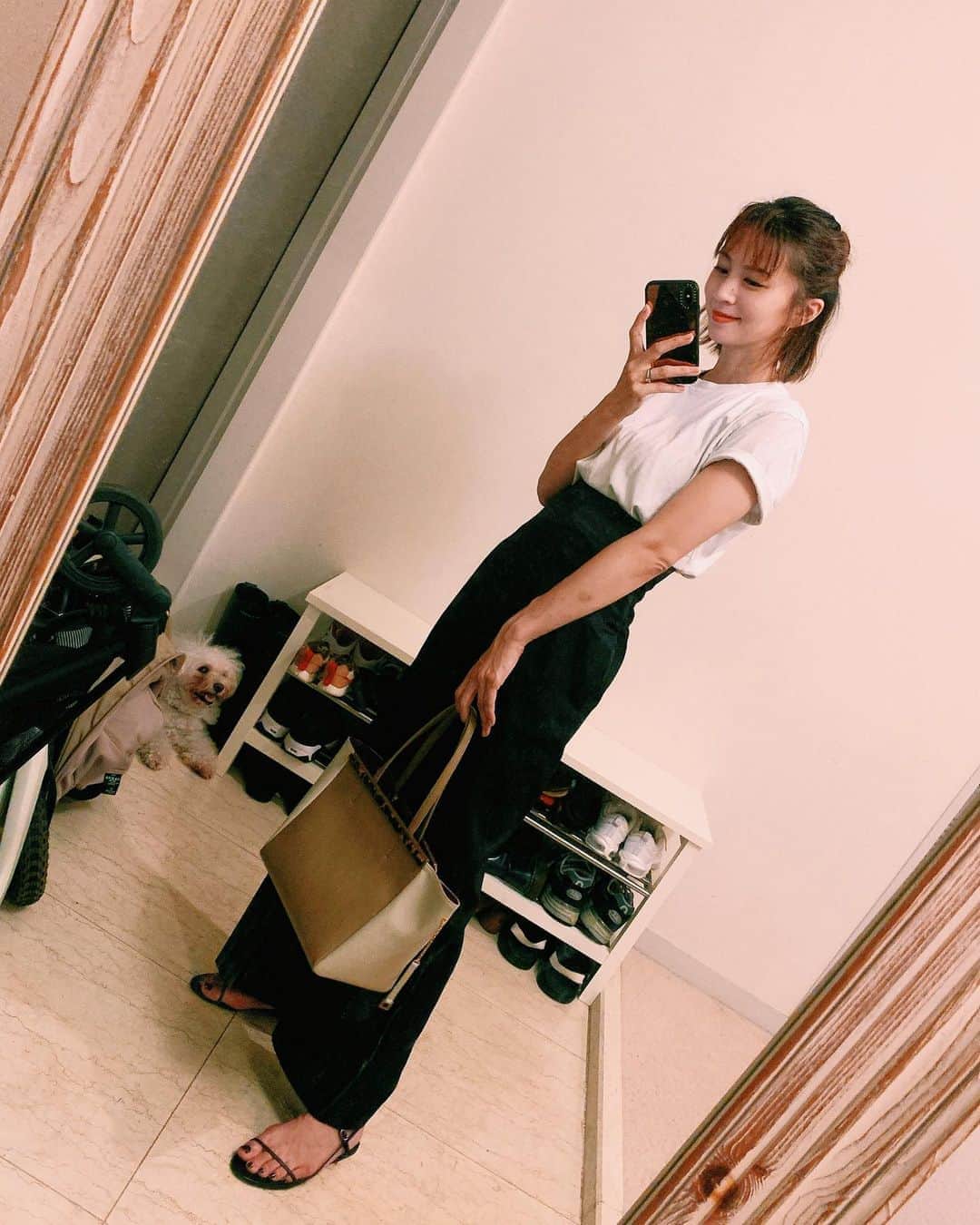 のインスタグラム：「素敵なバッグを頂きました👜 玄関がベビーカー2台で生活感で失礼します。笑 大分汚れてきたはんなも実はいます🐶✨ tops.. @uniqlo  pants.. @greed_tokyo  shoes.. @therow  bag.. @fumikoda.official  . . . #fumikoda  #エシカルファッション　#アニマルフリー #サンダル焼けしてる足」