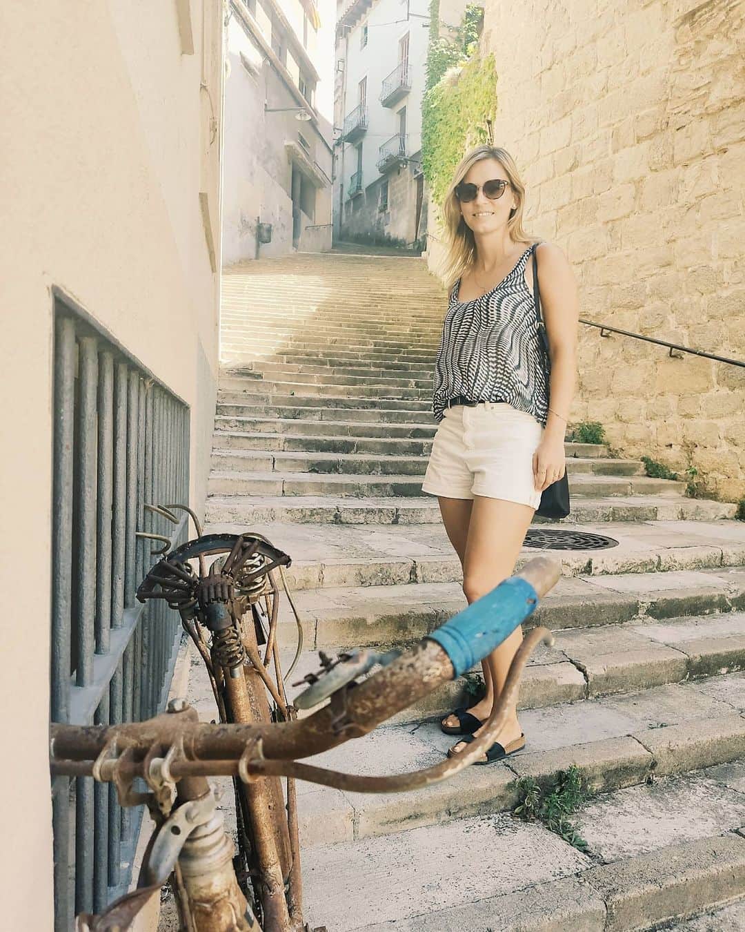 ガリア・ドボラクのインスタグラム：「Sightseeing in one of my fav cities ♥️ (yes, I took of my mask for the pictures, don't judge me 😋😷) #girona #gironaenamora」