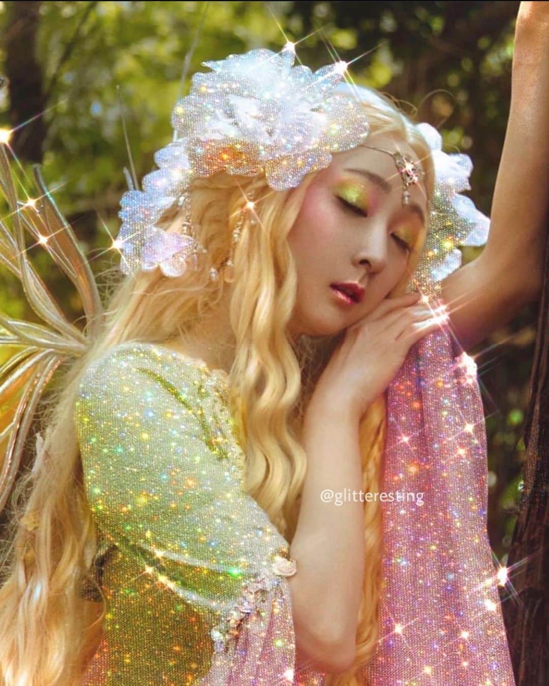 のインスタグラム：「Repost from @glitteresting ✨ . Ahhhh! Our fairy shoot with glitter🧚‍♀️✨✨✨ わー！フェアリーになりましたよ！🧚‍♀️✨ (November 2019) . Photography: @emackphoto  Dress: @fireflypath  Wings: @hellofaerie  MUA: @fireflypath  . . #rinrindoll #rinrinmodel #fireflypath #emackphoto #hellofaerie #fairy #fairyshoot #faerie #losangeles #california #ootd #glitter #sparkle #magic #フェアリー  #ロスアンゼルス  #ロス  #魔法  #魔法少女  #妖精  #コーデ #今日のコーデ #撮影 #森 #woods #カリフォルニア」