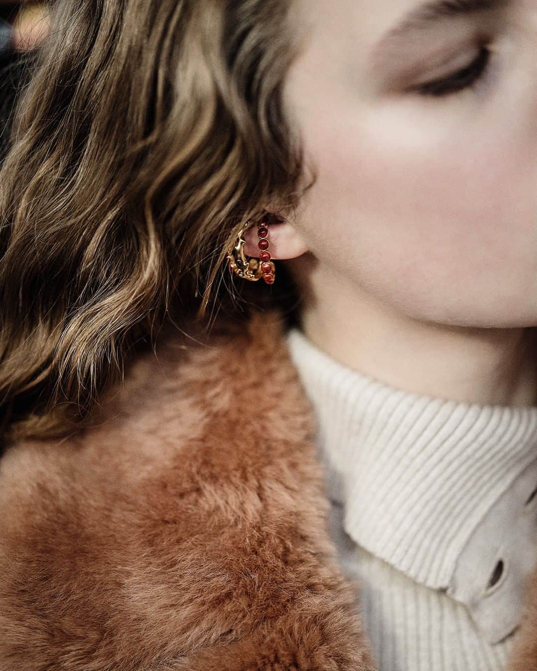 Chloéさんのインスタグラム写真 - (ChloéInstagram)「Ellis two-tone earrings are subtly distinctive with just the right shine  Discover #CHLOEfall20 jewellery in boutiques and on chloe.com  #CHLOE」8月21日 0時00分 - chloe