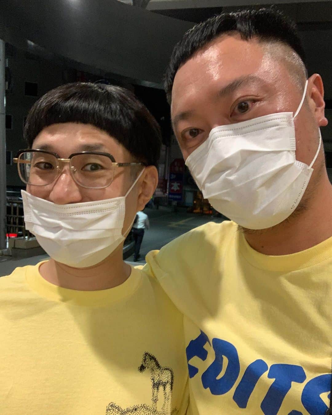 松井泉のインスタグラム：「待合せ場所に到着した途端、双子コーデだと気付き人目を憚（はばか）りながら飲みました。」