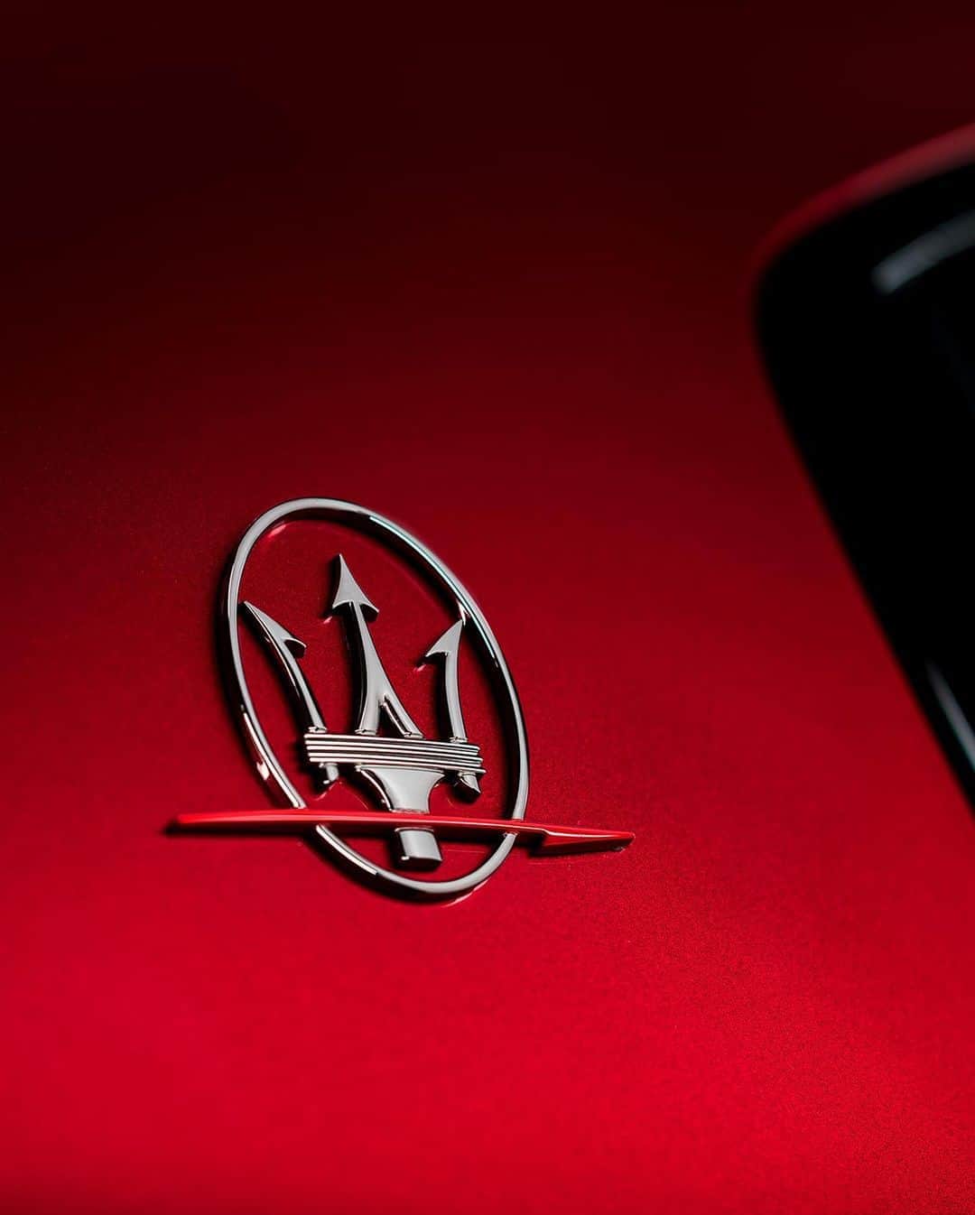 マセラティさんのインスタグラム写真 - (マセラティInstagram)「Your boldest statement, forged by the art of fast. Exclusive details on the #MaseratiGhibliTrofeo such as the red lightning bolt on the Saetta logo, the Italian flag and the Trofeo badge are striking affirmations of your passion.  #Maserati #TheArtOfFast」8月21日 0時05分 - maserati