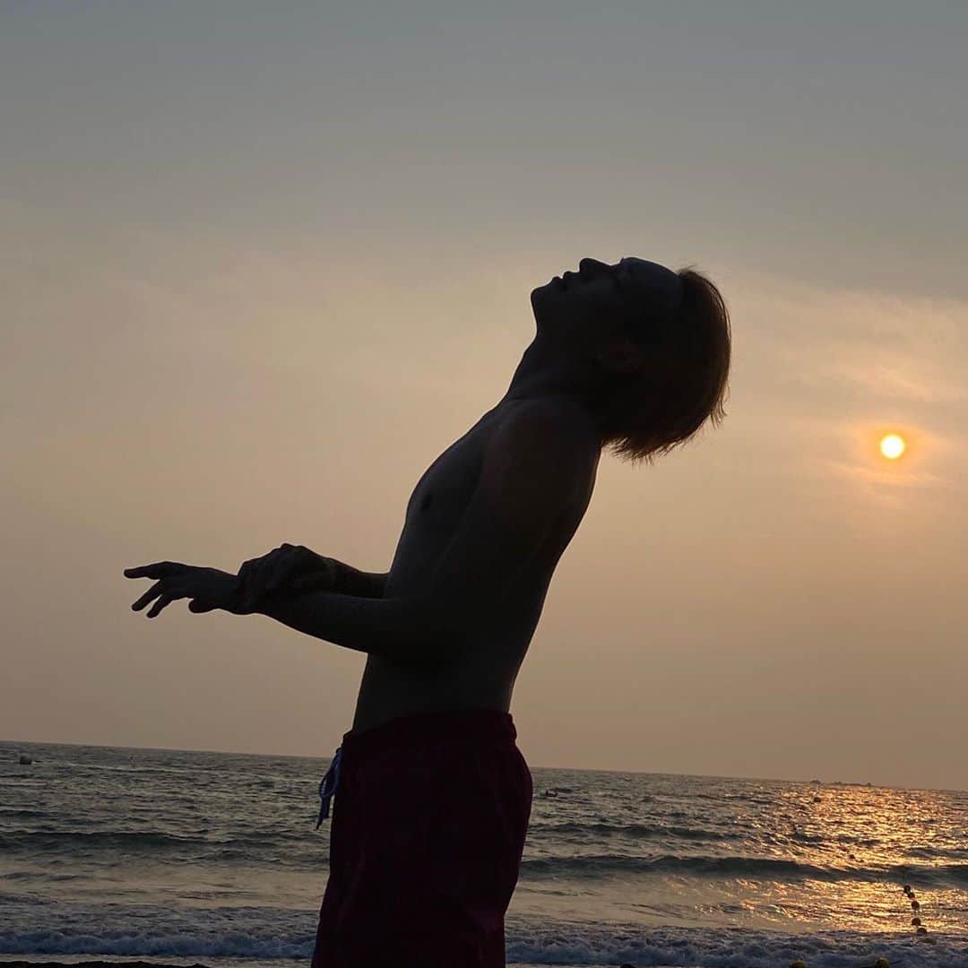 NAOPISのインスタグラム：「﻿ 前行った海でリアルな逆光🌅﻿ ﻿ 海のサンセットはいつになっても大好き😌﻿ ﻿ どうか大好きだから消えないで🥺﻿ ﻿ ではおやすみなさい🌃﻿   今日の一曲はYOASOBI (@lilasikuta) の『たぶん』🎵  ﻿ ﻿好きな曲聴きながら帰る日っていいよね☺️ ﻿」