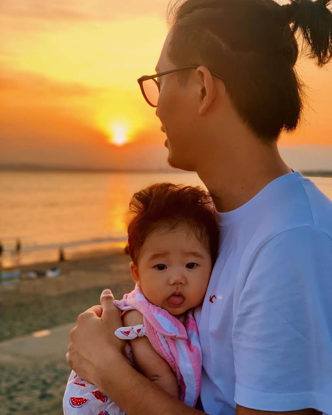 クレヨンだいちゃんのインスタグラム：「🐳🐳🐳 ㅤㅤㅤㅤㅤㅤㅤㅤㅤㅤㅤㅤㅤ ㅤㅤㅤㅤㅤㅤㅤㅤㅤㅤㅤㅤㅤ 娘ちゃんが 100日目ちょうどで 寝返り成功しました🌻 ちなみに次の日も成功してた👏👏 ㅤㅤㅤㅤㅤㅤㅤㅤㅤㅤㅤㅤㅤ ㅤㅤㅤㅤㅤㅤㅤㅤㅤㅤㅤㅤㅤ コロナでお宮参りとか いけてなかったから 出産前にみんなから もらったお守りとかを持って お礼参り行ってきた🦊 ㅤㅤㅤㅤㅤㅤㅤㅤㅤㅤㅤㅤㅤ 帰りに海辺を少しだけ 散歩してきた🐬ㅤㅤㅤㅤㅤㅤㅤㅤㅤㅤㅤ ㅤㅤㅤㅤㅤㅤㅤㅤㅤㅤㅤㅤㅤ 水族館もデビューしました🐡 ㅤㅤㅤㅤㅤㅤㅤㅤㅤㅤㅤㅤㅤ 散髪もパパがしてあげました💈 ㅤㅤㅤㅤㅤㅤㅤㅤㅤ 生後3カ月超えてから 成長スピードが早い気がする🐻 ㅤㅤㅤㅤㅤㅤㅤㅤㅤㅤㅤㅤㅤ 毎日笑い方変わるし 毎日表情も増えていくし ㅤㅤㅤㅤㅤㅤㅤㅤㅤㅤㅤㅤㅤ 成長していく姿が愛らしい😍 ㅤㅤㅤㅤㅤㅤㅤㅤㅤㅤㅤㅤㅤ ㅤㅤㅤㅤㅤㅤㅤㅤㅤㅤㅤㅤㅤ ㅤㅤㅤㅤㅤㅤㅤㅤㅤㅤㅤㅤㅤ #生後3ヶ月  #生後100日 #お礼参り　 #水族館デビュー #寝返り記念日  #初めての散髪 #初めての海  ㅤㅤㅤㅤㅤㅤㅤㅤㅤㅤㅤㅤㅤ」