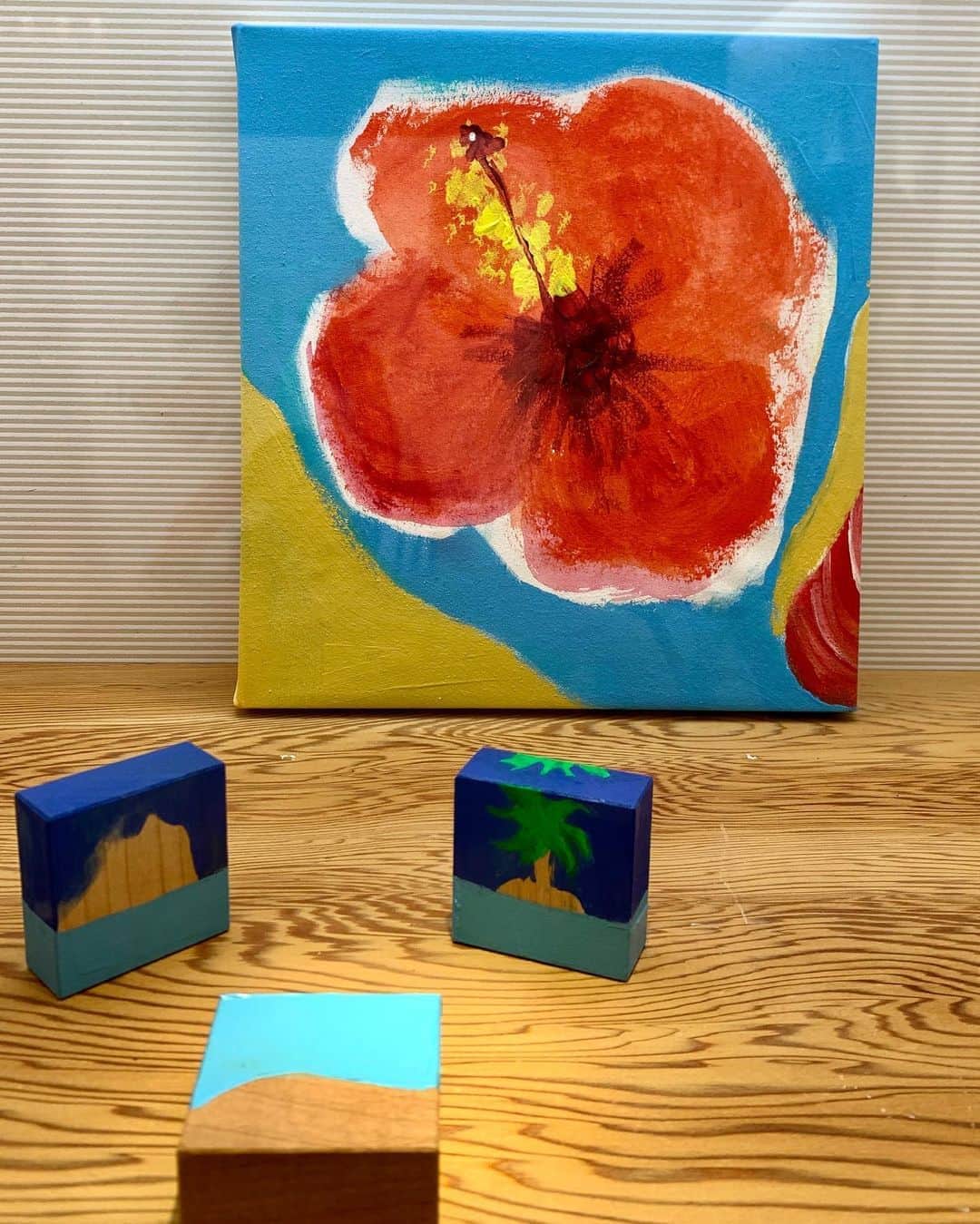 設楽洋さんのインスタグラム写真 - (設楽洋Instagram)「仲良しの大宮エリーちゃんの展覧会でミッドタウン❣️ 南国がテーマでコロナの時期にハッピーな気持ちになりました‼️😃🏝☀️ 赤いハイビスカスの絵と積木アートを買っちゃいました😊　海の家に飾ります！  #大宮エリー #art #artist #南国 #ハイビスカス」8月21日 0時10分 - taracyan3