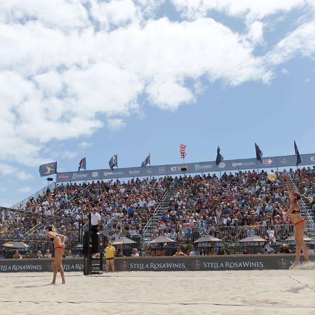 エイプリル・ロスのインスタグラム：「The fans might not have been there in person but you guys definitely SHOWED UP during the #AVPChampionsCup Series a few weekends ago!🎉  With the support of 70+ generous fans over 3 events @alixklineman & I were able to donate more than $22,000!!🤩 The donations went to orgs doing really important work in justice reform, equal education and opportunity in sports- @uncf @starlingsvolleyballusa @commongroundfnd & @eji_org- please check them out if you haven’t already!❤️  Proud of what we all did together! 🙌🏾🙏🏼✊🏿  THANK YOU!!  Now for the fun part😉-shipping📦 For everyone who is getting something for donating please be patient, we are working on getting everything out to you!🤪」