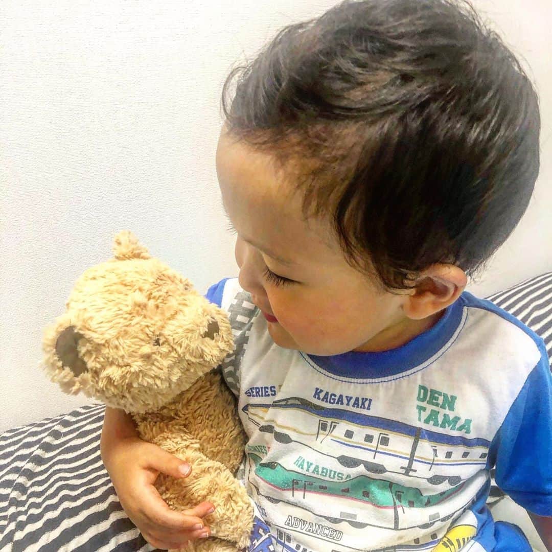 のインスタグラム：「＊＊＊﻿ 早いもので2歳9カ月‼︎﻿ 最近のひーくんのあれこれ記録としてまとめてみます^ ^﻿ ﻿ ◆2歳9カ月の記録◆﻿ ☑︎とにかく真似っこ！言った言葉をすぐに真似をするので変な言葉は言えないw﻿ ☑︎ぬいぐみが最近好きで、ベットに一緒に持っていく♡﻿ ☑︎しまじろうの妹はなちゃんに優しい^ ^﻿ ☑︎小さい子も好きみたいで、保育園でも小さい子と仲良く遊ぶ^ ^﻿ ☑︎私が痛いと言うと、「ママ大丈夫？」と心配してくれる。﻿ ☑︎おままごとも結構好きでよくお料理を作り、しまじろうたちにあげているw﻿ ☑︎パズルも好きで新幹線のパズルは一瞬で出来る！﻿ ☑︎子供を街中で見かけると「あ！お友達だ！」とみんなお友達になってしまうwこの前はおばあさんに向かっても言っていて手をふっていた﻿ w﻿ ☑︎新幹線がとにかく大好き！﻿ ☑︎お散歩してると、見るもの見るもの「あ！救急車だ！」「あ！信号だ！」「あ！ありだ！」と全部教えてくれる。﻿ ☑︎お風呂が大嫌い！入るまでが中々大変w﻿ ☑︎1日中喋っていて、喋りすぎて最近声が枯れてかハスキー気味w﻿ ☑︎ママの探し物を一緒に探してくれる✨﻿ ☑︎お料理してるからちょっと待っててねと、理由をきちんと説明すれば待つ事ができるように。﻿ ☑︎フルーツや野菜大好き！﻿ ☑︎保育園では、基本完食＋おかわりと書いてありよく食べるw﻿ ☑︎家族の名前とじいじばあばの名前を言えるように^ ^﻿ ☑︎おふざけが大好きで、わざと名前を違う風に言ったりしてケラケラ笑うw﻿ ☑︎最近とっても怖がりさん😭なんでだろうと悩み中。おばけが怖いみたい💦﻿ ☑︎人見知りは今のところしなく人が好き！﻿ ☑︎寝る時最近はすごいくっついて寝てきて、手を離すと怖がる😭﻿ ☑︎夜の寝かしつけは最近1時間かかる涙﻿ ☑︎英語が結構好きで、最近の流行はare you ready？yes！﻿ ☑︎ABCDの歌が好きでkまで言えるように！﻿ ☑︎トイレは未だに出来ず😭たまーに大は出来るときも🤔﻿ ☑︎お兄さんパンツは履きたがるから、トイレ行けたらねと何回も言い聞かせてトイレになるべく行かせるように。﻿ ☑︎1度お兄さんパンツ履いたらビショビショにw﻿ でも、またやってみようと思う。﻿ ☑︎脱着が、まだお手伝いが必要だけど、ズボンは一人で脱着出来、Tシャツは手の部分を脱出出来ればなのであともう少し！﻿ ☑︎靴は脱ぐ、履く出来るようになってきた！ただまだ左右は分からずかな。﻿ ☑︎パパにご飯出来たと呼んできてと言うと呼んできてくれる！﻿ ☑︎寝る時にお布団をかけてくれない悩み﻿ ☑︎嫌だと言われた時でもきちんと説明すれば理解してくれるように？﻿ ☑︎寝る時に絵本を読む習慣と影で遊ぶ習慣﻿ ☑︎ママ、いつもありがとう。ママ大好きなのと言ってくれる😭←いつまでだろw﻿ ☑︎悪い事したら、ごめんなさいを言い、でも、私が怒ってると「ママの事大好きなのー」と調子の良さが出ているw﻿ ☑︎お風呂あがり自分で服を持ってくるようになりました！﻿ ☑︎この服が着たい、これは嫌だと意思もしっかりしてきました。﻿ ☑︎新幹線で私と待て待てごっこが好き！﻿ ﻿ ﻿ 今の目標は、﻿ ①トイレの習慣をもっと！﻿ ②服を自分で着れるように！﻿ ③靴が左右わかるように！﻿ ﻿ ﻿ ﻿ #2歳　#2歳9ヶ月  #男の子ママ　#子育て　#子育て中　#子育て日記  #子育て記録  #子育てあるある  #子育て奮闘中  #育児　#育児中　#育児記録  #育児あるある  #働くママ  #ワーママ  #ワーママあるある  #mamagirl #ママリ　#新幹線が好き  #息子の成長」
