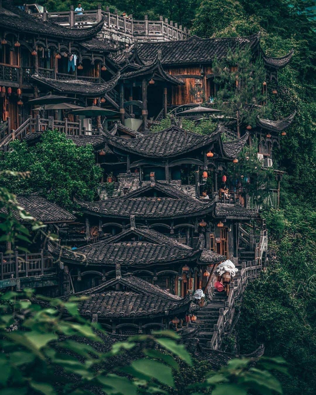 Discover Earthさんのインスタグラム写真 - (Discover EarthInstagram)「It looks like such a peacefull place, right ?  "Land of peace🍃i wanna retire here🌳" 🇨🇳 #discoverChina with @youknowcyc  #china #peacefull #ville」8月21日 0時30分 - discoverearth