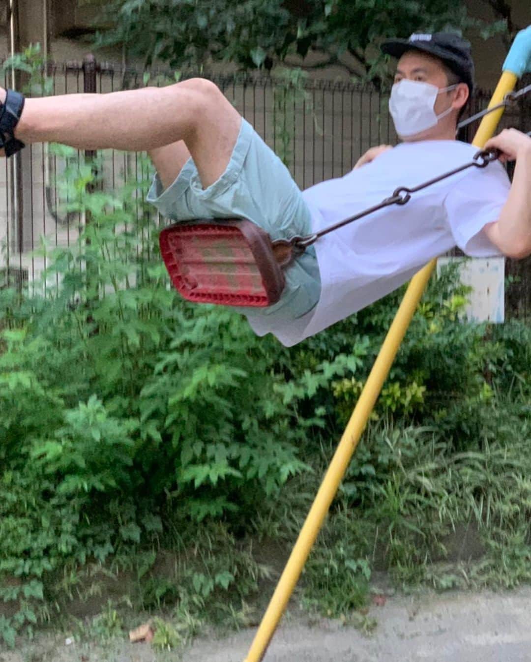 斎藤司のインスタグラム：「大人気なく  ブランコ本気漕ぎ □よかった点 昔より圧倒的にダイナミックな漕ぎ  ■悪かった点 三半規管の低下による気持ち悪さ ジェットコースターばりの怖さを感じるように 押してる時か 引いてる時か 顔にでっかい蚊に刺され  いいことがあんまりなかった。」