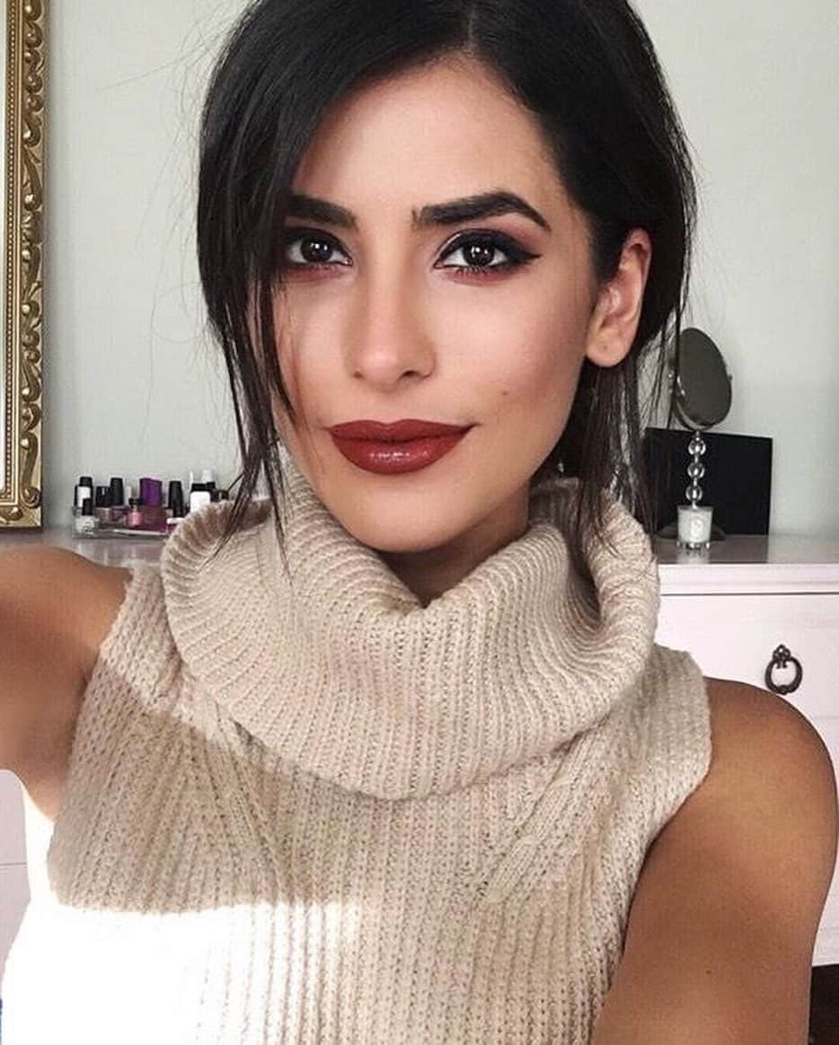 Sazan Hendrixさんのインスタグラム写真 - (Sazan HendrixInstagram)「A bold lip reminder that my favorite season is near 🤗 who is ready to overuse these emoji’s with me 🍁🍂☕️🧶🕯& the word cozy? Which I already overuse...😆 #happythursday #fallismyfavorite #cozyvibes #fallmakeup」8月21日 0時24分 - sazan