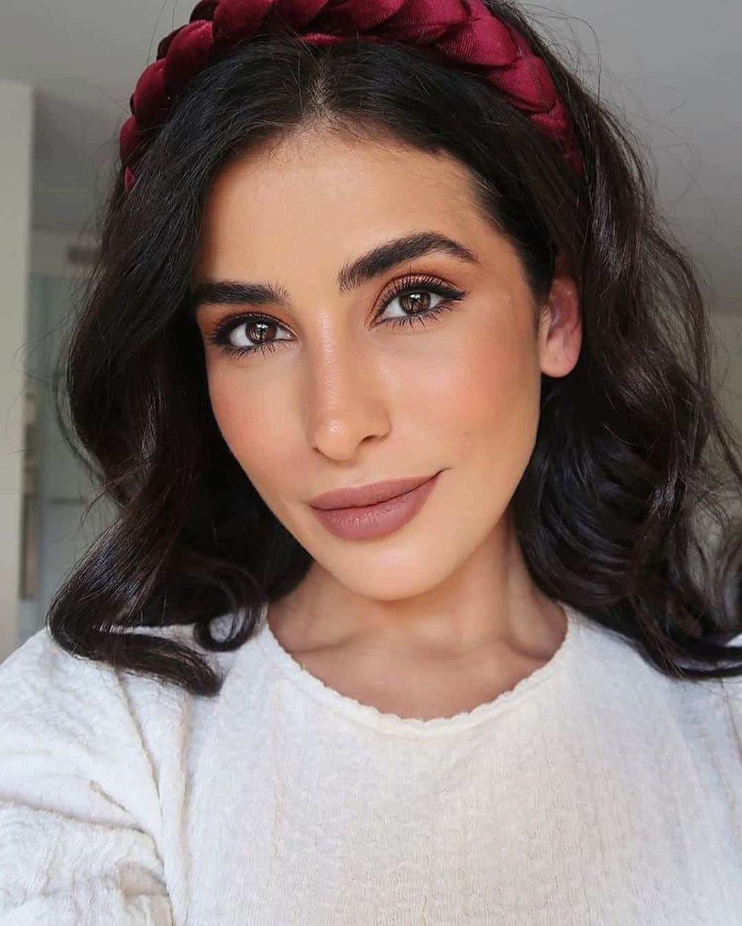 Sazan Hendrixさんのインスタグラム写真 - (Sazan HendrixInstagram)「A bold lip reminder that my favorite season is near 🤗 who is ready to overuse these emoji’s with me 🍁🍂☕️🧶🕯& the word cozy? Which I already overuse...😆 #happythursday #fallismyfavorite #cozyvibes #fallmakeup」8月21日 0時24分 - sazan