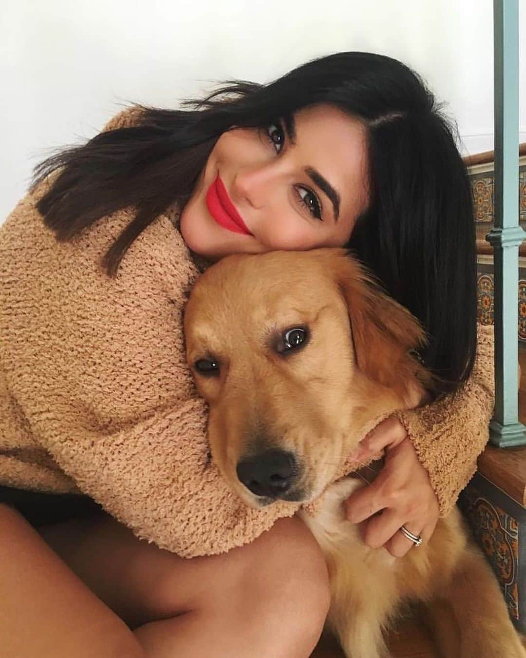 Sazan Hendrixさんのインスタグラム写真 - (Sazan HendrixInstagram)「A bold lip reminder that my favorite season is near 🤗 who is ready to overuse these emoji’s with me 🍁🍂☕️🧶🕯& the word cozy? Which I already overuse...😆 #happythursday #fallismyfavorite #cozyvibes #fallmakeup」8月21日 0時24分 - sazan