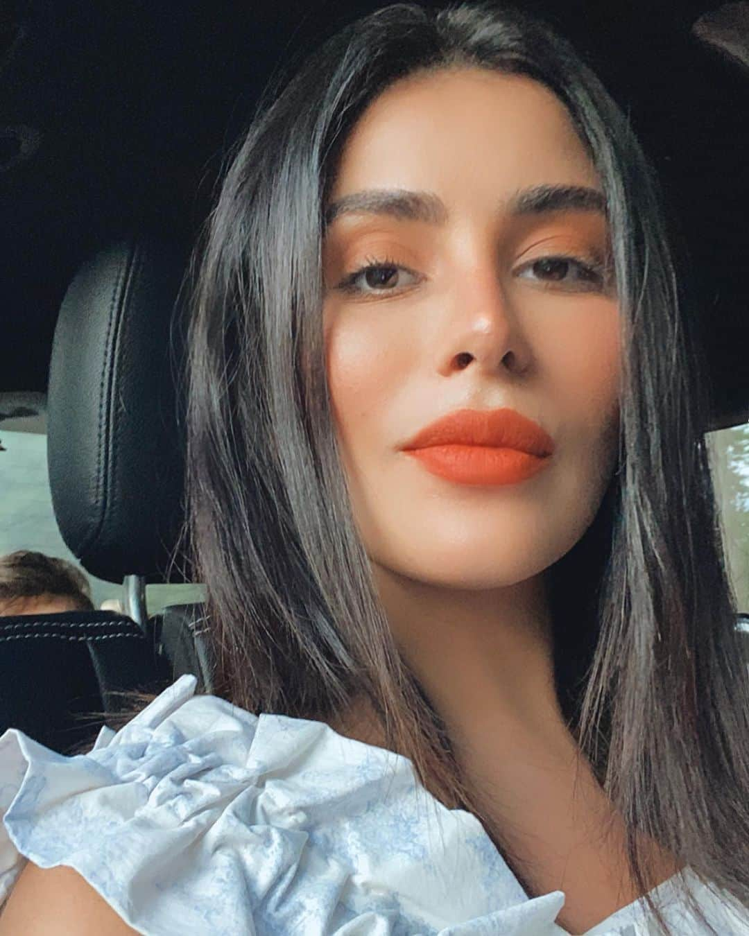 Sazan Hendrixさんのインスタグラム写真 - (Sazan HendrixInstagram)「A bold lip reminder that my favorite season is near 🤗 who is ready to overuse these emoji’s with me 🍁🍂☕️🧶🕯& the word cozy? Which I already overuse...😆 #happythursday #fallismyfavorite #cozyvibes #fallmakeup」8月21日 0時24分 - sazan