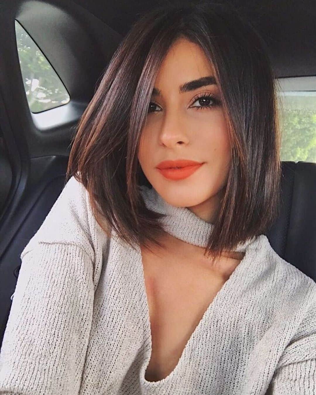 Sazan Hendrixさんのインスタグラム写真 - (Sazan HendrixInstagram)「A bold lip reminder that my favorite season is near 🤗 who is ready to overuse these emoji’s with me 🍁🍂☕️🧶🕯& the word cozy? Which I already overuse...😆 #happythursday #fallismyfavorite #cozyvibes #fallmakeup」8月21日 0時24分 - sazan