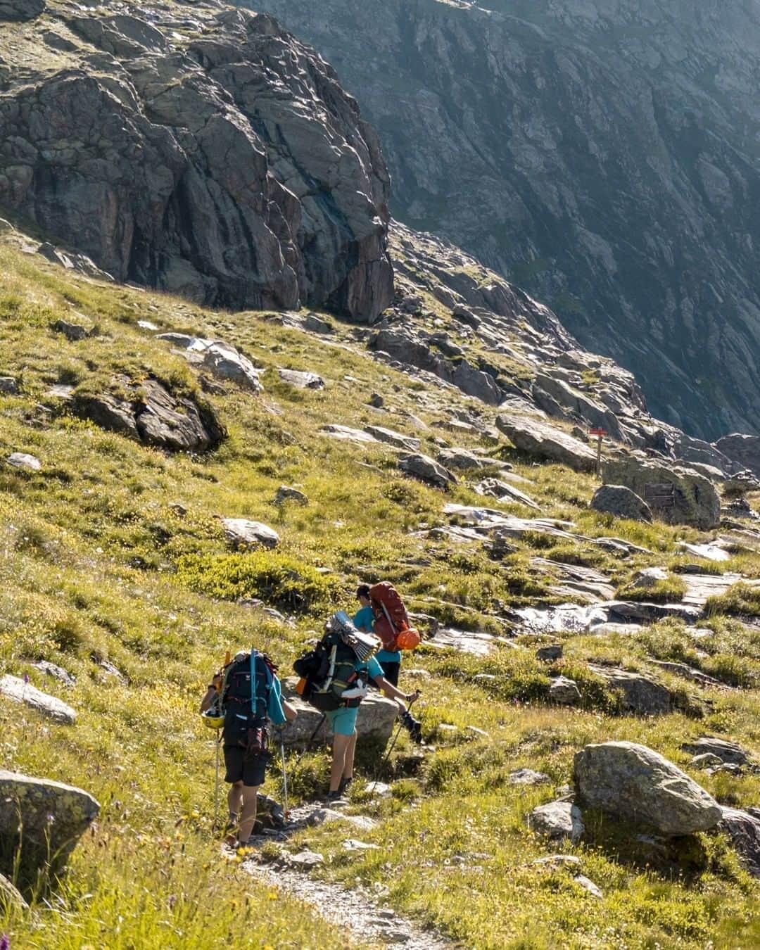 ミレーのインスタグラム：「Leaving for a few days hiking is an experience every mountain lover should live at least once in his life. There is no best way to focus on what you love doing the most while being totally disconnected from the outside world. We wouldn't trade it for anything.  📷 @juliengontard   #MilletRiseUp」