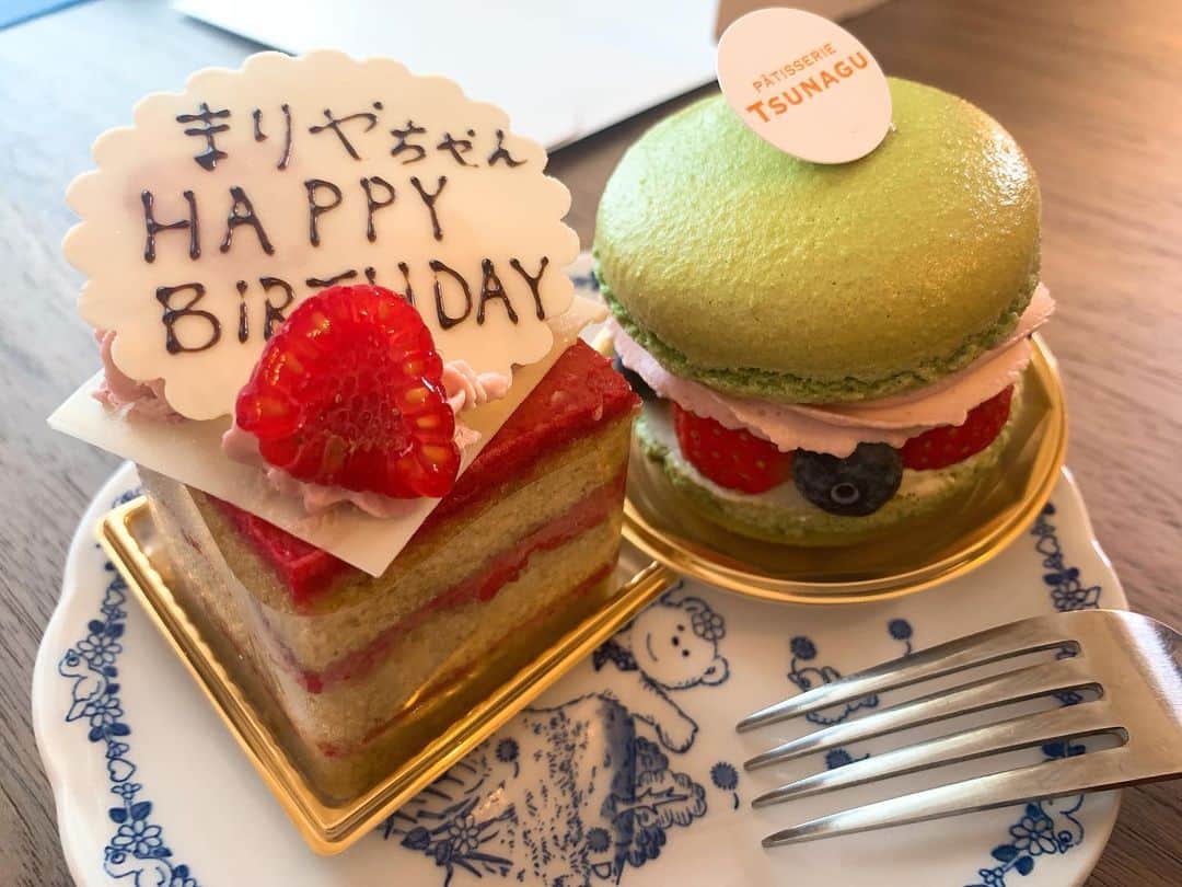 伊波まりやのインスタグラム：「今日とぴっこの撮影で紋ちゃんが誕生日プレゼントとケーキくれた😭😭😭😭😭 . . びっくりした…めっちゃ嬉しかった😭 . . ケーキは紋ちゃんと分けて2個ずつ食べたよ🍰💗 . . プレゼントは私好みのものを詰め合わせてくれました😂💕 化粧品もめちゃ良いものばかりで嬉しい大切に使います😭 . . . #誕生日 #プレゼント #誕生日プレゼント #ケーキ #マカロン #エチュードハウス #etudehouse #化粧品 #happybirthday #cake #cakes #생일 #케이크 #마카롱  #뚱카롱 #화장품」