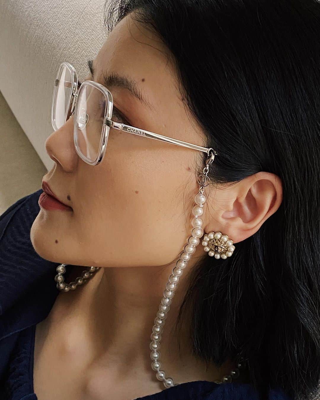 アリス・ガオのインスタグラム：「all about the granny chain. excited to help announce the e-commerce launch of @chanelofficial eyeglasses (check my reels for a fun story🤓)! #chaneleyewear」