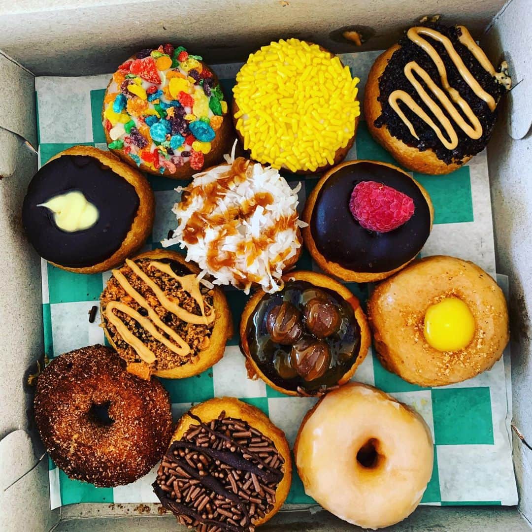 クリステン・コノリーのインスタグラム：「Sensible 🍩🍩🍩」