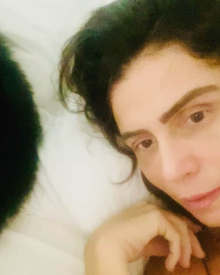 Giovanna Antonelliのインスタグラム：「Ahhhh gente!!! Quem ama 🐕 entende!!! Minha manhã foi cheia de bjosss!!! rsrsrs 💋💋💋💋💋💋👅👅👅👅!!!」