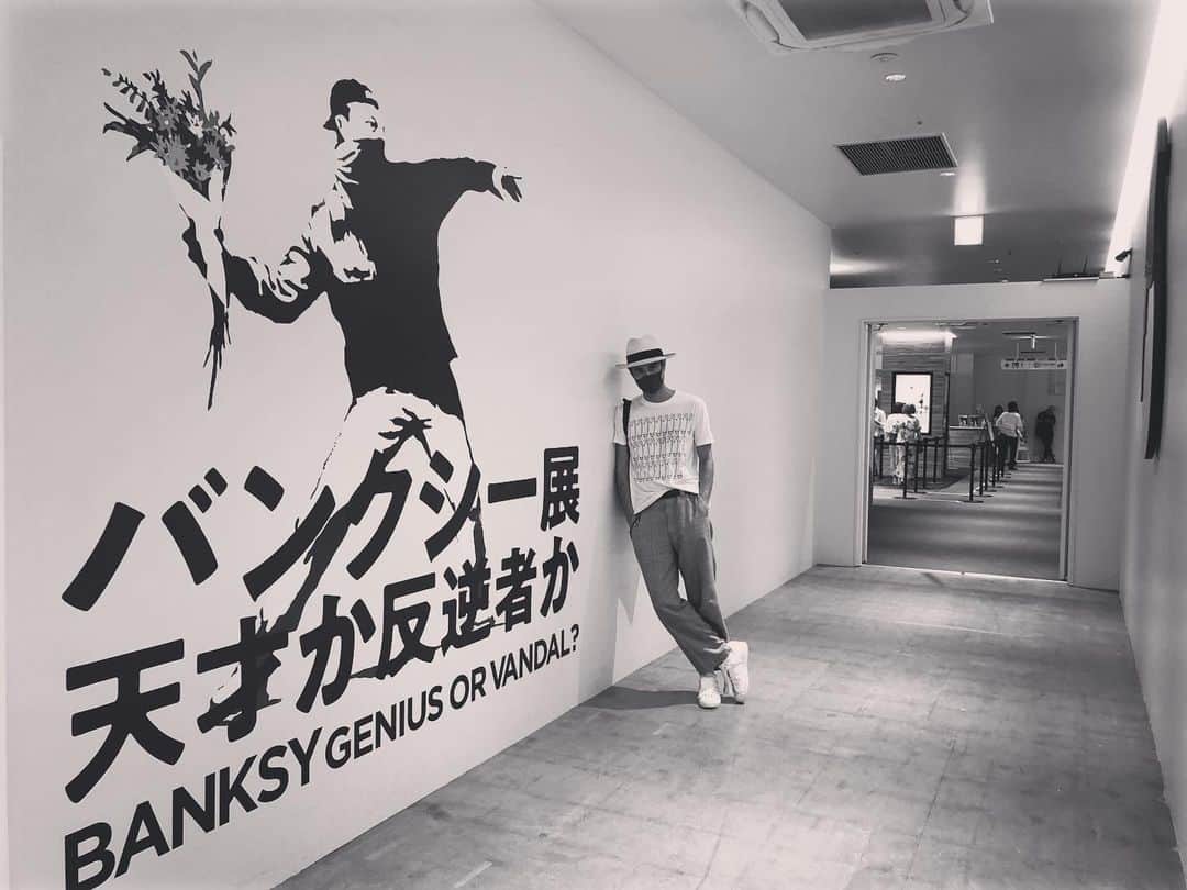 青木伸輔のインスタグラム：「舞台が終わったら見に行こうと思ってたバンクシー展。 作品見て感じること考えること…自分と向き合えるよい時間でした。#banksy #banksy展 #art #asobuild」