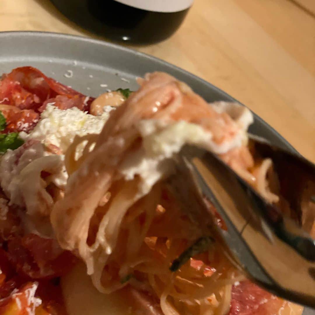 イトウジュン（タイ料理研究家）さんのインスタグラム写真 - (イトウジュン（タイ料理研究家）Instagram)「@good.cheese.good.pizza にて 昨夜は #インスタlive に初めてトライ〜😝✨　お気に入りの　Good Cheese good pizza 自由が丘で6人女子会🍷  食べても食べても食べ足りない怖いくらい美味しいお店。  新作の桃のカッペリーニ🍑はチーズと桃の相性に感動した✨😋  ホエイのかき氷🍧もさっぱりしててハマる❣️中にチーズ、上からもチーズ🧀 甘さと少しの塩加減が絶妙〜😍  ナオコ ナオちゃんプロデュース @49margaux のインスタLiveは 来月からスタート予定〜 それまで練習しなきゃ😅　 私たちとご飯しながらインスタLiveのゲストに出てくれる方、男女問わず、募集しますよー✨✨  それにしてもこんな美味しいお店、今月中の秘密の割引あるうちに通わないとね🧀❣️  #チーズ好きな人と繋がりたい  #チーズ好きな人と繋がりたい  #ブラータチーズ  #生ハム  #パンチェッタ  #チーズとワイン  #スパークリングワイン  #ピッツァ #女子会 #自由が丘ランチ #自由が丘女子会  #自由が丘グルメ #教えたいけど教えたくない  #チーズ  #激ウマ　#グルメ #デート向け #ママ向け #搾りたて  #生乳  #超新鮮  #美味しいもの食べたい  #ワインに合う料理  #ワインのお供」8月21日 0時37分 - junito.13