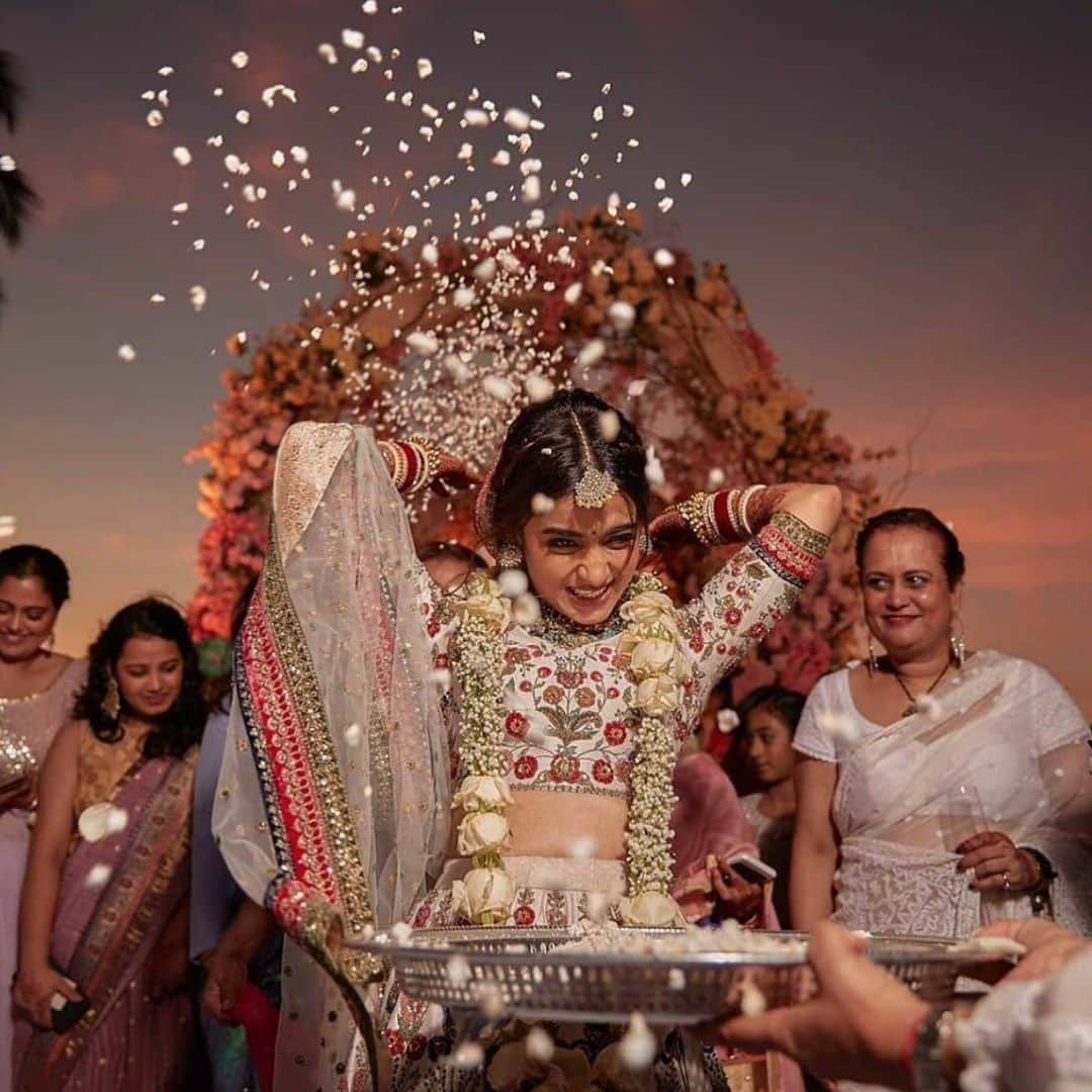 Indianstreetfashionさんのインスタグラム写真 - (IndianstreetfashionInstagram)「Each wedding ceremony of an Indian wedding is just so special 😍 #indianstreetfashion @indianstreetfashion . . #bride #groom #weddinginspiration #indianweddings #weddinginspo  #weddingplanning . . #bridallehenga #bridaloutfit #indianbride #intimateweddings #bridaljewellery #weddingshopping #bridesofinstagram #bridesofindia #indianbride #lockdownwedding」8月21日 0時44分 - indianstreetfashion