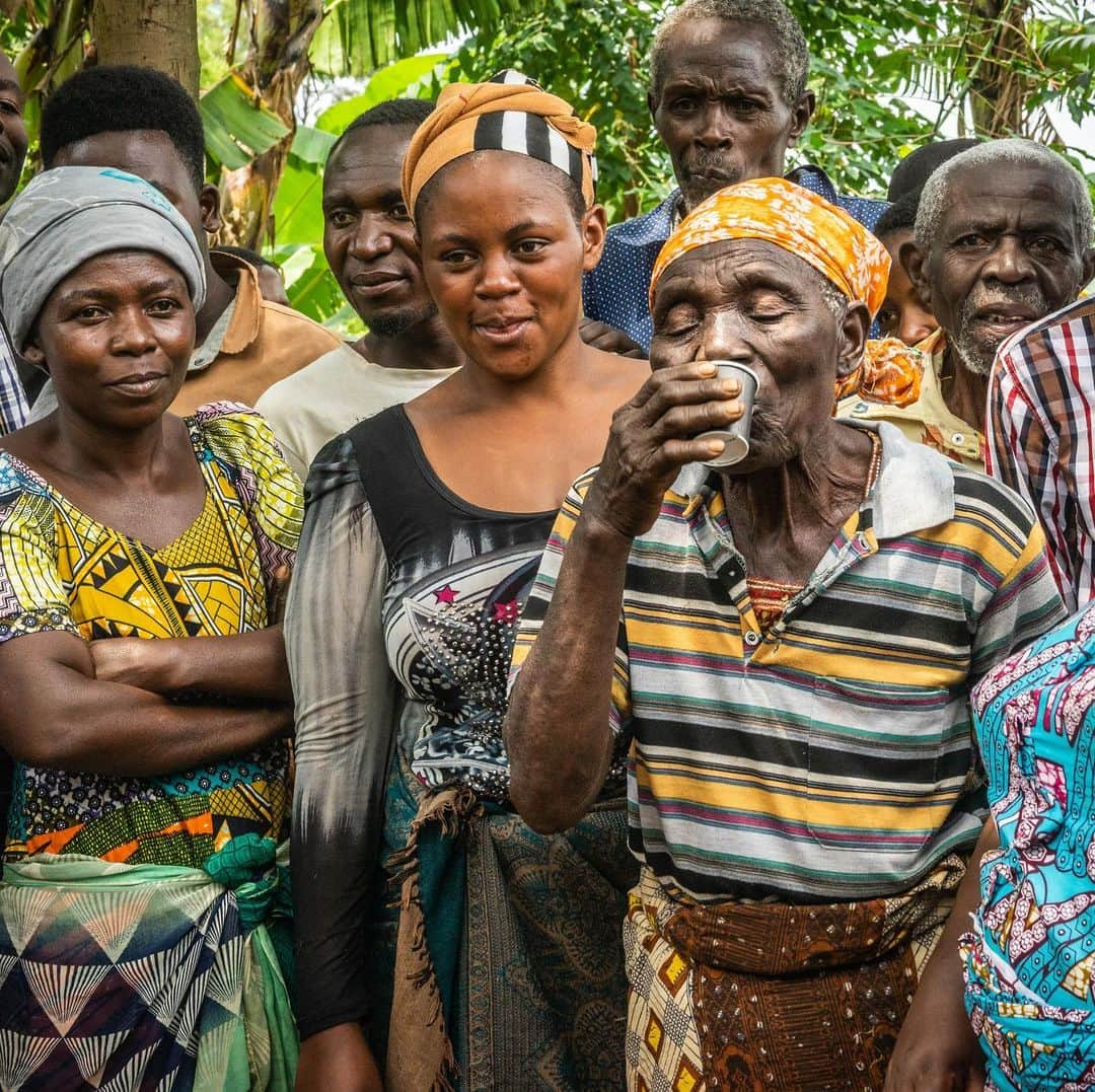 ベン・アフレックさんのインスタグラム写真 - (ベン・アフレックInstagram)「On behalf of our partners and friends @easterncongo, please join me in celebrating coffee from eastern Congo with our newest partner, @Nespresso. Together we are ensuring access to world-class basic water and healthcare to Congolese farming communities though our social business platform #Asili. Over the years, ECI has helped so many amazing coffee farmers with technical assistance and access to international markets. Gaudencia, pictured here, is one of them. She has been farming coffee for over fifty years! It was an honor sharing her first taste of coffee with us back in 2019.」8月21日 0時47分 - benaffleck