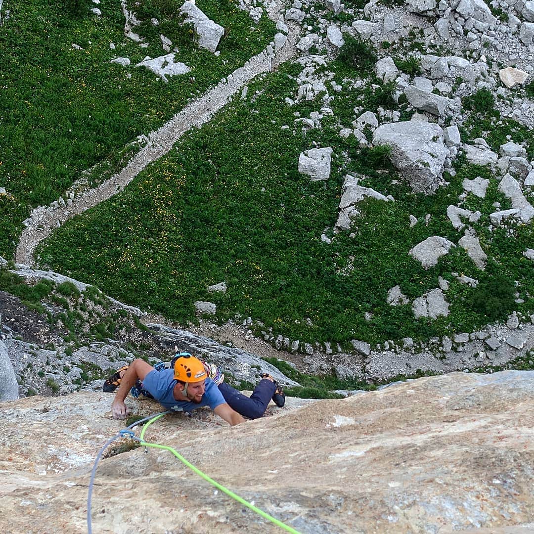 イェルネイ・クルーダーのインスタグラム：「Exposure game 💥 Spent 2 uncomfortable, but learning days on our project we prepared 2 years ago. Still fighting conditions and finding partner to come back and finish it off. So far, 2 pitches are still waiting to be freed. Even if the route is not super long, it really pulls all the energy out of you. 📸: @pinticlimbs  _________________ @scarpaspa @ocun.climbing @vibram @snowmonkey」