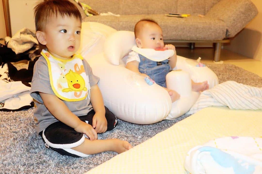 Momoeのインスタグラム：「真剣にテレビ観る2人❤️ . .  #happy #家事 #育児 #family #家族 #boy #smile #男の子 #息子 #code #love #lucky #kids #子供 #thankyou #宝物 #ベビー #fashion #follow #心 #縁 #パパ #ママ #家族写真 #男の子ママ #赤ちゃん写真 #photo #子育て #1歳 #flower」