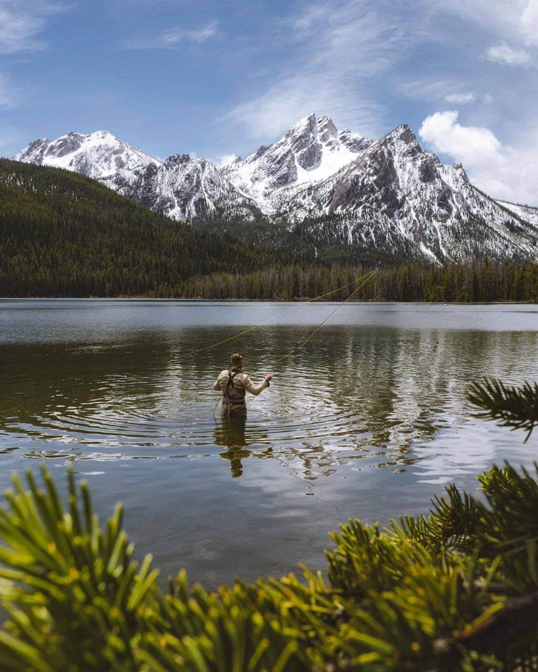 Visit The USAさんのインスタグラム写真 - (Visit The USAInstagram)「Changing our out of office message to "Gone Fishing" as soon as possible! 🎣  Sawtooth National Forest in Idaho has over 1,000 lakes to explore! Tag your fishing buddy you would take to explore this National Forest. 📸 : @thevanisdan & @chrisroams」8月21日 1時00分 - visittheusa