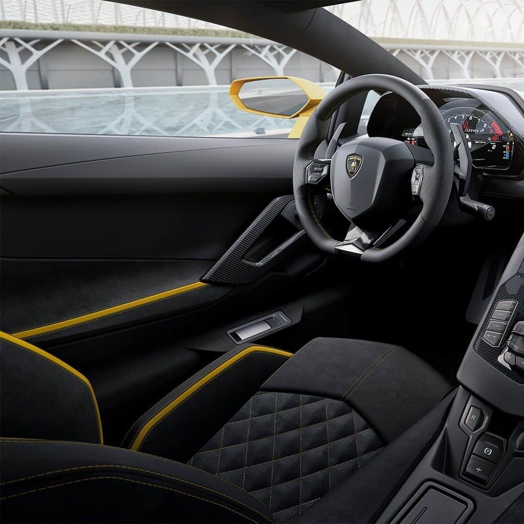 ランボルギーニさんのインスタグラム写真 - (ランボルギーニInstagram)「A self-contained world of beauty, comfort and innovation. Welcome to the luxurious interiors of the Aventador S.  #Lamborghini #AventadorS」8月21日 1時00分 - lamborghini