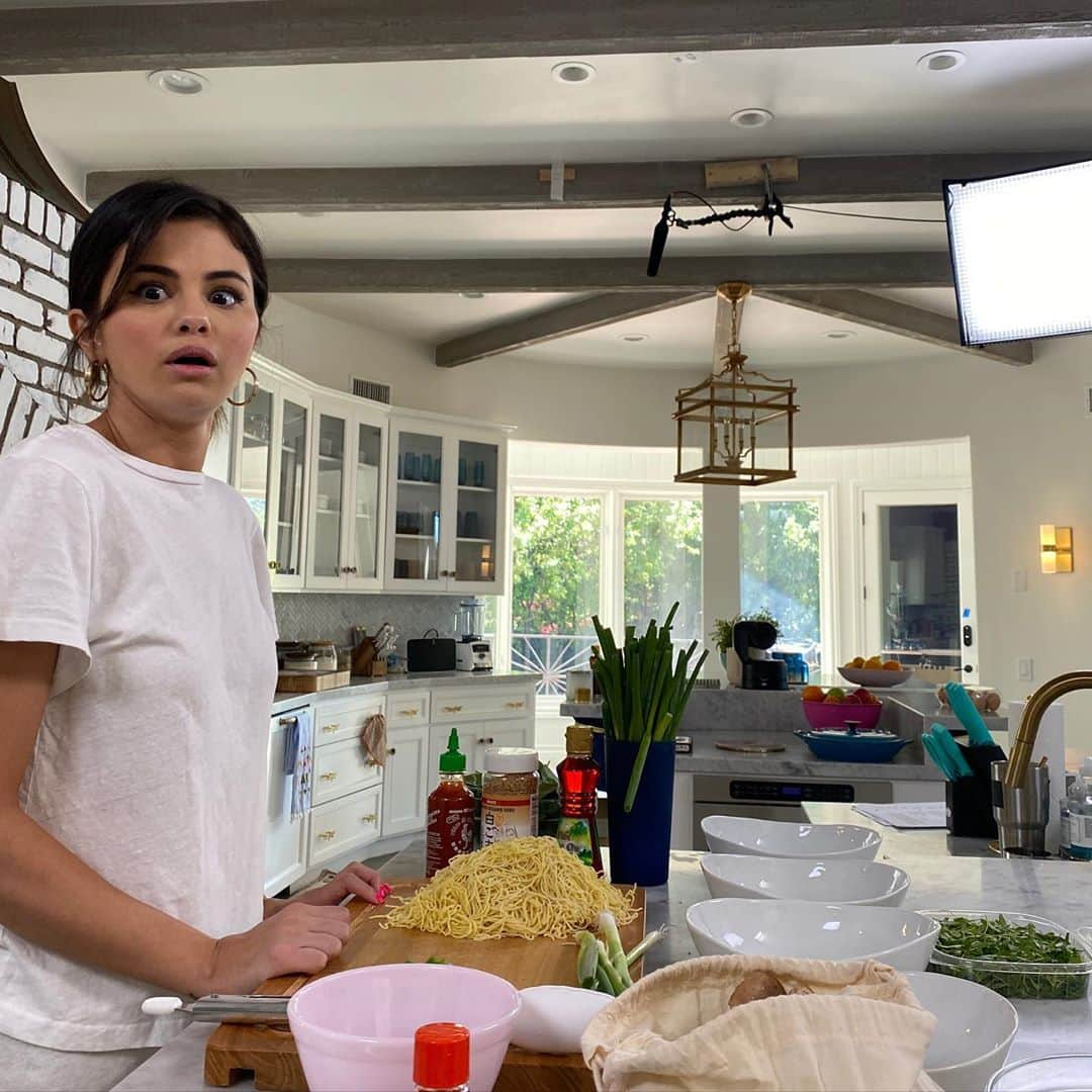 セレーナ・ゴメスさんのインスタグラム写真 - (セレーナ・ゴメスInstagram)「Who’s ready for what’s cooking (burning?) -new episodes and recipes out today on @hbomax @maxpop」8月21日 1時00分 - selenagomez