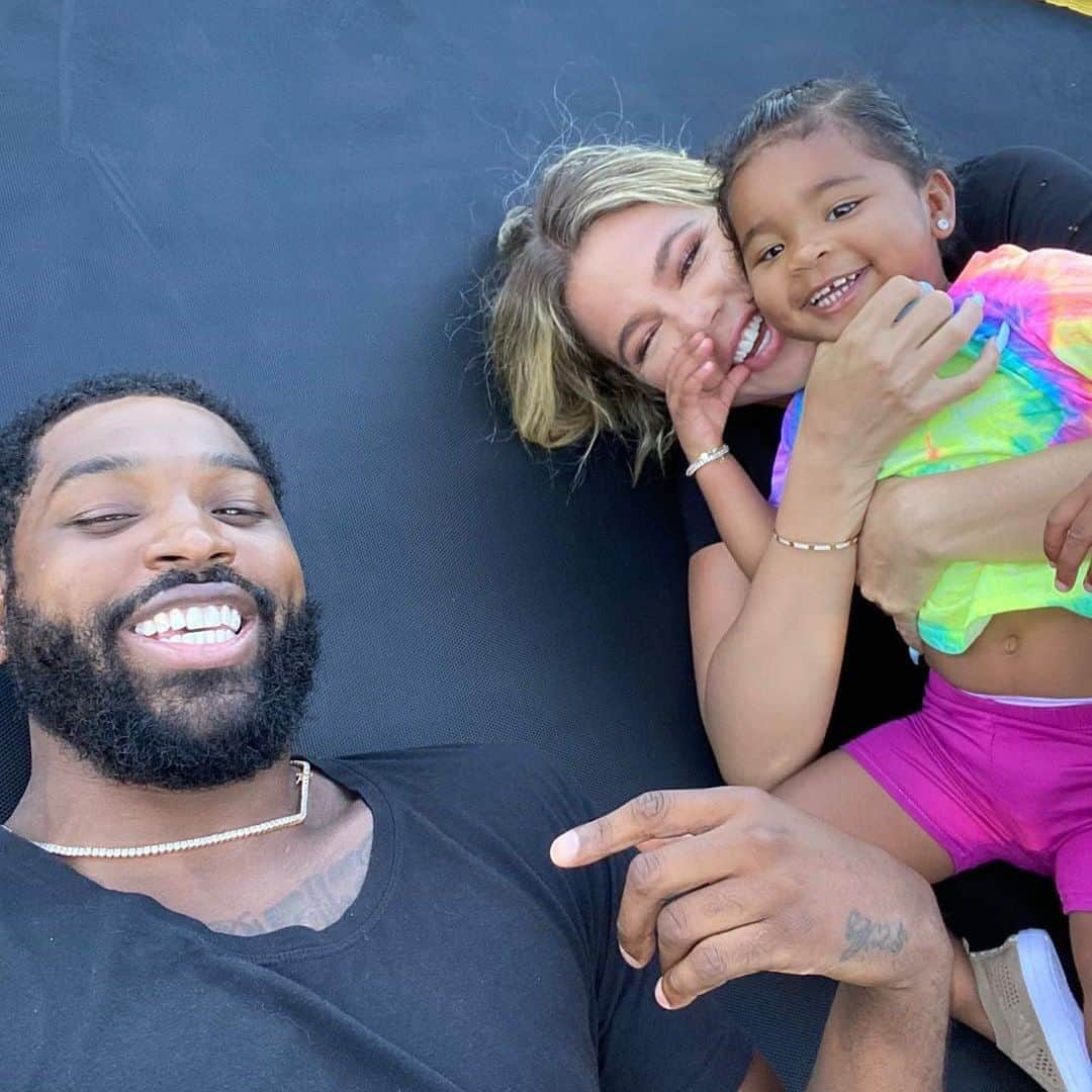 E! Onlineさんのインスタグラム写真 - (E! OnlineInstagram)「Co-parents...and roomies? Tristan Thompson invites Khloe Kardashian & their daughter True to live with him in the latest #KUWTK clip. 👀 Watch the flirty vibes unfold at the link in our bio. (📷: Instagram)」8月21日 1時00分 - enews