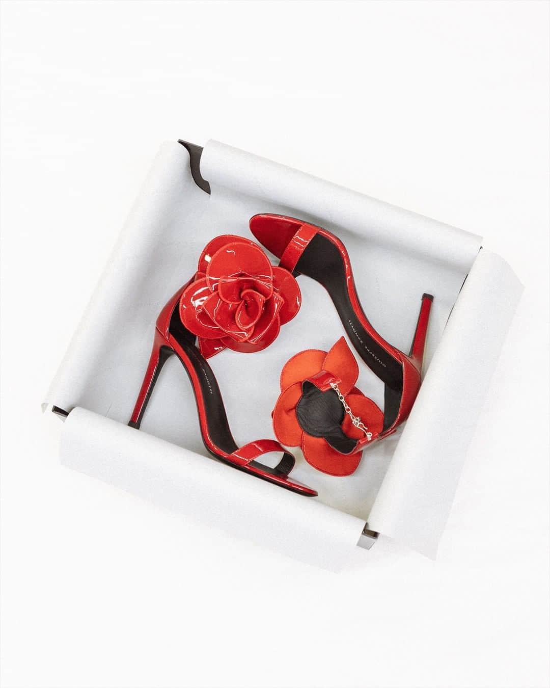 Giuseppe Zanotti Designさんのインスタグラム写真 - (Giuseppe Zanotti DesignInstagram)「Unbox glamour and beauty. In red patent leather and featuring handcrafted petals, the SIUXSIE blooms eternal. #GZCraft #GiuseppeZanotti #GZFW20」8月21日 1時01分 - giuseppezanotti