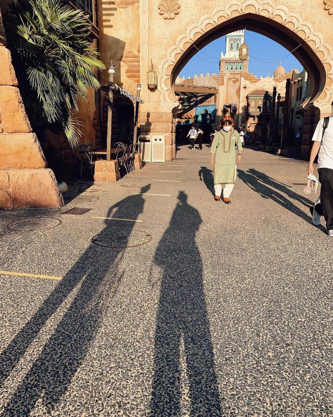 志村禎雄さんのインスタグラム写真 - (志村禎雄Instagram)「🔱♕ Tokyo Disney Sea ♕🔱  大好きなこと一緒に行ってきました(ToT)✊🏻⚐   入ってすぐに人生初めてのソアリンに並んで、だおなんも調べずに並んでたらすっげービビらせて来るから始まるまで本当に怖いアトラクションだと思って、ずっとビクビクしてました😵w  乗り終えた時には感動して最高でした𓂃◌𓈒𓐍  その後も、  レイジングスピリッツ インディージョーンズ ニモ トイマニ   (？) だけだっけ？楽しすぎて時間すぎるの早すぎて忘れてしまったけど、タワテラ乗れなかったのは覚えてる🥺また次は乗ろうな！ ちなトイマニのスコアってみんなどんな感じなの？！   あんまり何かを食べてる姿を載せてないからちゃんと食べてるから安心してね？ 餃子ドッグ食べてる時に🦆ちゃんが 近付いてきて(エサ目的)ずっと離れなくて多分心通じてた____✍︎ 喋ってたもん絶対。（笑） ※エサは与えてません  なんか本当ひたすらに喋ってたから 気付いたら夜でご飯も和食予約して くれてたのだが、まさかの出来て無かったというハプニングもありイタリアン食べて僕はビールを飲みほろ酔いでお土産買って帰ったとさ！   本当は誕生日ケーキも予約できる とこ探してくれたりしてたみたいだけど 今の時期は無いみたいで、その気持ちだけでもロウソクの火がポッと灯されたよありがとうなあ😆🕯𓈒 𓏸  次に期待してる！笑  本当に暑いから行く方は気をつけて くださいね😵✊🏻そして新しい感覚の 夢の国をお楽しみください◡̈⃝︎⋆︎*   #TDS」8月21日 1時01分 - s.dao_