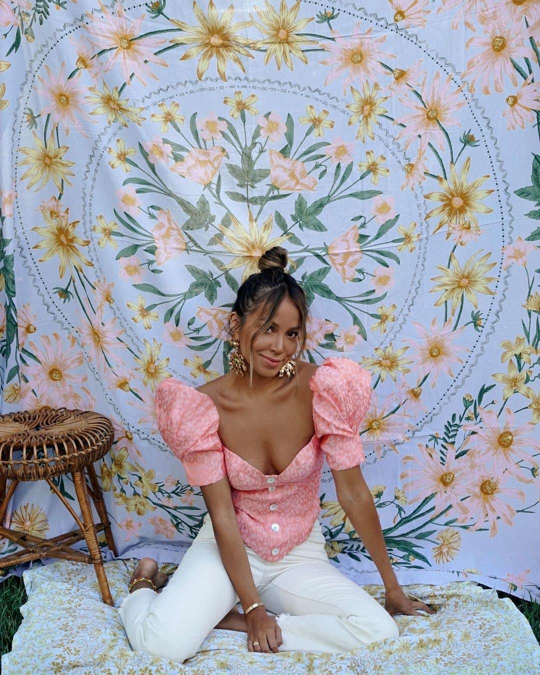 ジュリー・サリニャーナのインスタグラム：「pretty in pink 💕☀️ wearing @lpa @revolve #revolvesummer」