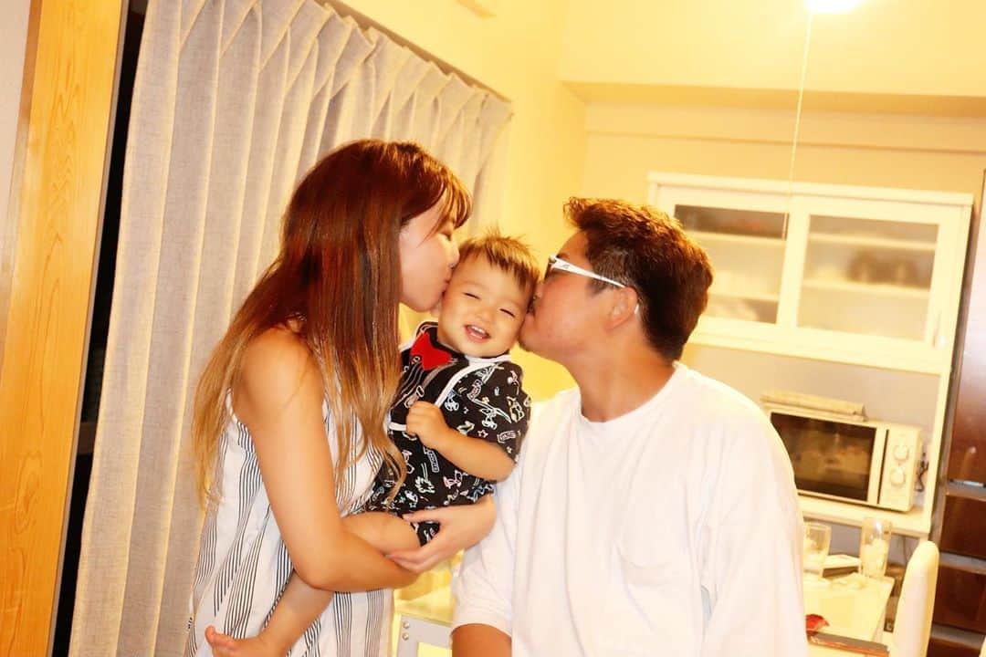 Momoeのインスタグラム：「みよ大好きだよ❤️❤️❤️❤️❤️ . .  #happy #家事 #育児 #family #家族 #boy #smile #男の子 #息子 #code #love #lucky #kids #子供 #thankyou #宝物 #ベビー #fashion #follow #心 #縁 #パパ #ママ #家族写真 #男の子ママ #赤ちゃん写真 #photo #子育て #1歳 #flower」