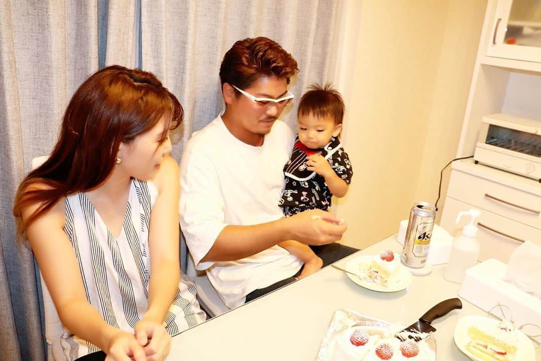 Momoeのインスタグラム：「こういう自然な家族写真 撮ってくれる人貴重🥺❤️ . .  #happy #家事 #育児 #family #家族 #boy #smile #男の子 #息子 #code #love #lucky #kids #子供 #thankyou #宝物 #ベビー #fashion #follow #心 #縁 #パパ #ママ #家族写真 #男の子ママ #赤ちゃん写真 #photo #子育て #1歳 #flower」